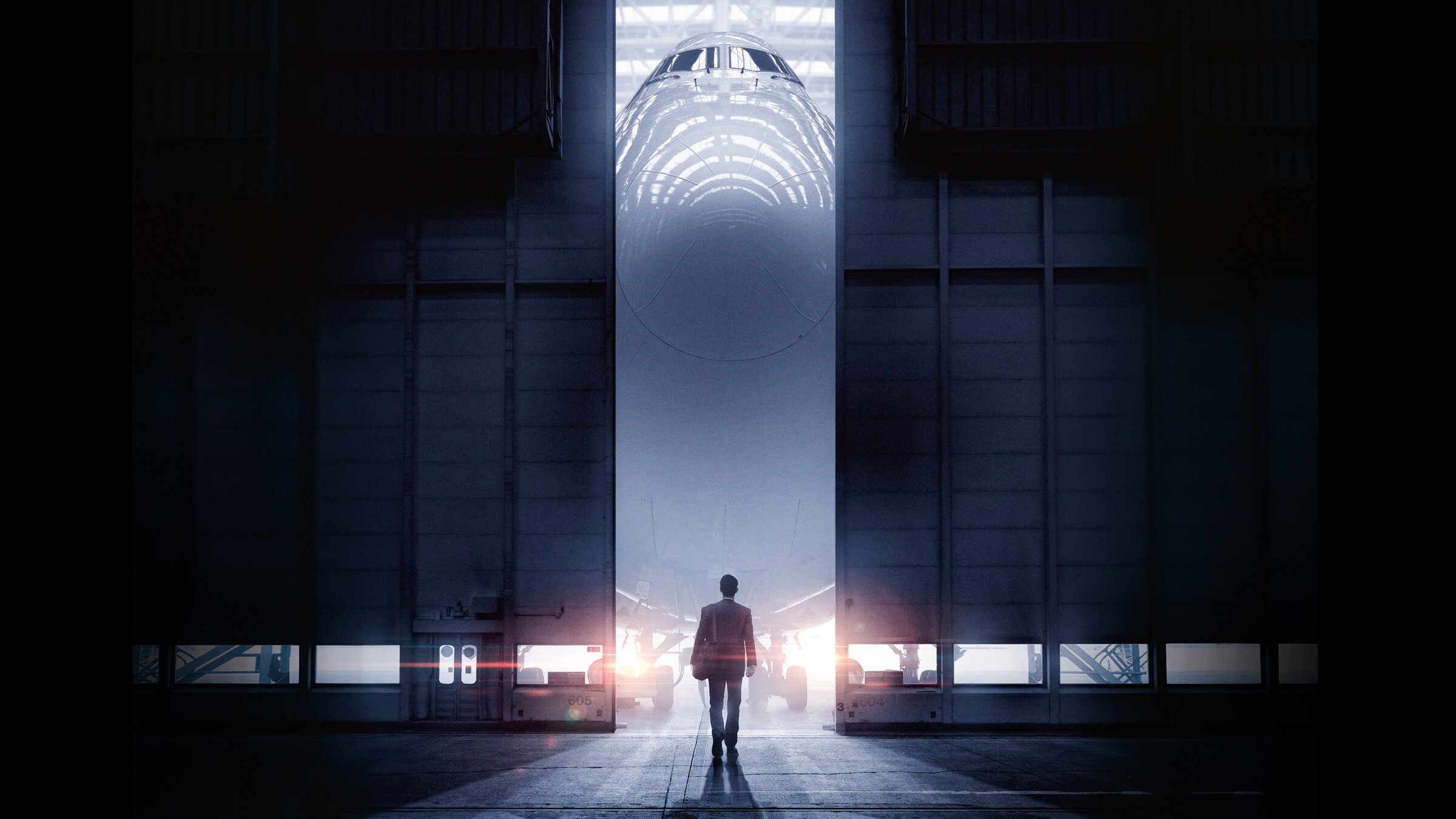 "Black Box - Gefährliche Wahrheit": Plakatmotiv, Totale: Mathieu (Pierre Niney) entfernt sich aus einem dunklen Bereich von der Kamera weg auf einen fast geschlossenen Hangar zu, in dem eine große Passagiermaschine frontal zu ihm geparkt ist und zum Teil Licht auf ihn wirft.