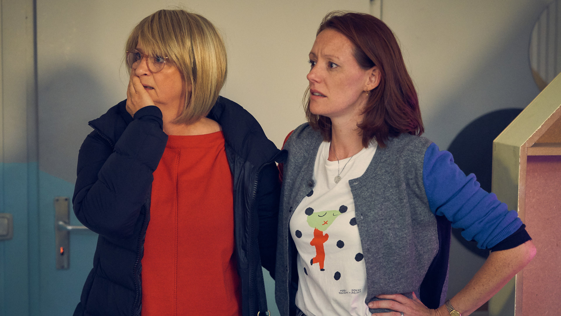 "Andere Eltern 2 – Episode 8": Ini (Johanna Gastdorf) steht neben der verzweifelten Nina (Lavinia Wilson) und hält sich erschrocken die Hand vor den Mund.