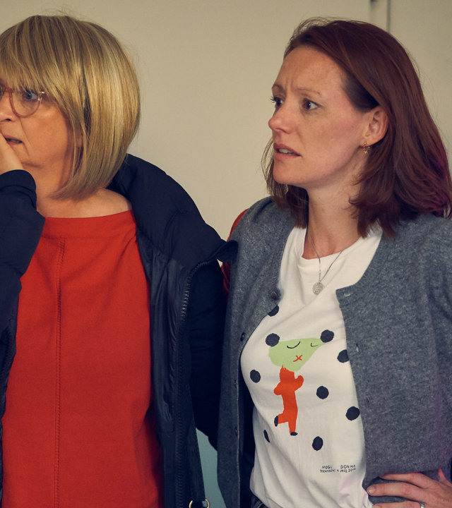 "Andere Eltern 2 – Episode 8": Ini (Johanna Gastdorf) steht neben der verzweifelten Nina (Lavinia Wilson) und hält sich erschrocken die Hand vor den Mund.