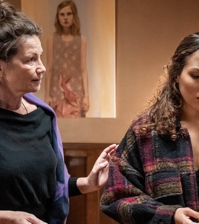 "SOKO Leipzig - Unerwünschte Nebenwirkung": Jutta Winterfeld (Sabina Vitua) steht neben Kim Nowak (Amy Mußul) in einem Zimmer. Kim hält mit traurigem Blick ein Bild in den Händen, das sie betrachtet. Jutta Winterfeld hat währenddessen ihre Hand tröstend auf Kims Arm gelegt.