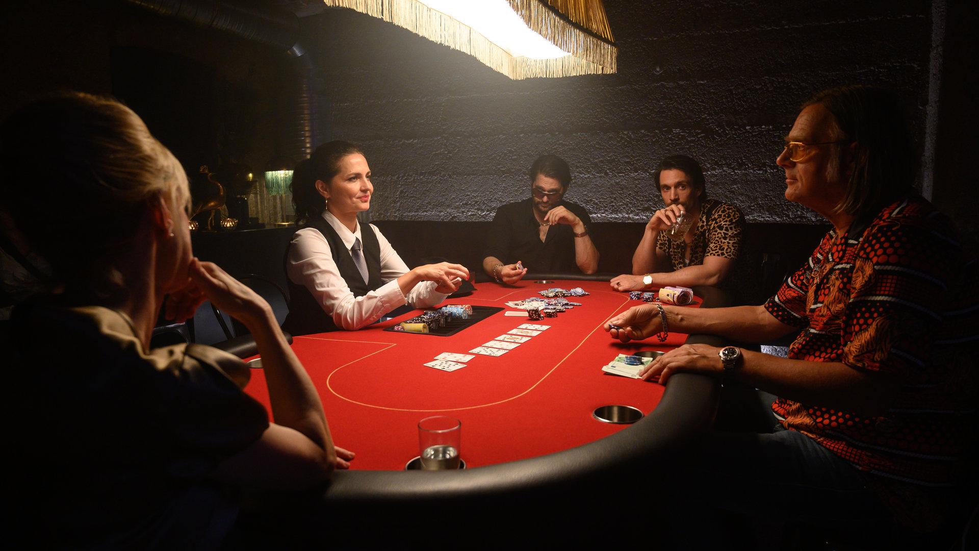 „SOKO Stuttgart - Herz-Dame“: Im Hinterzimmer einer Bar zocken Clara Schneider (Caroline Redl), Daria Bogdan (Erika Marozsán), Emil Marić (Farouk El-Khalili), Gregor Sarkisian (Philipp Christopher) und Schrotti (Michael Gaedt) illegal an einem Pokertisch.