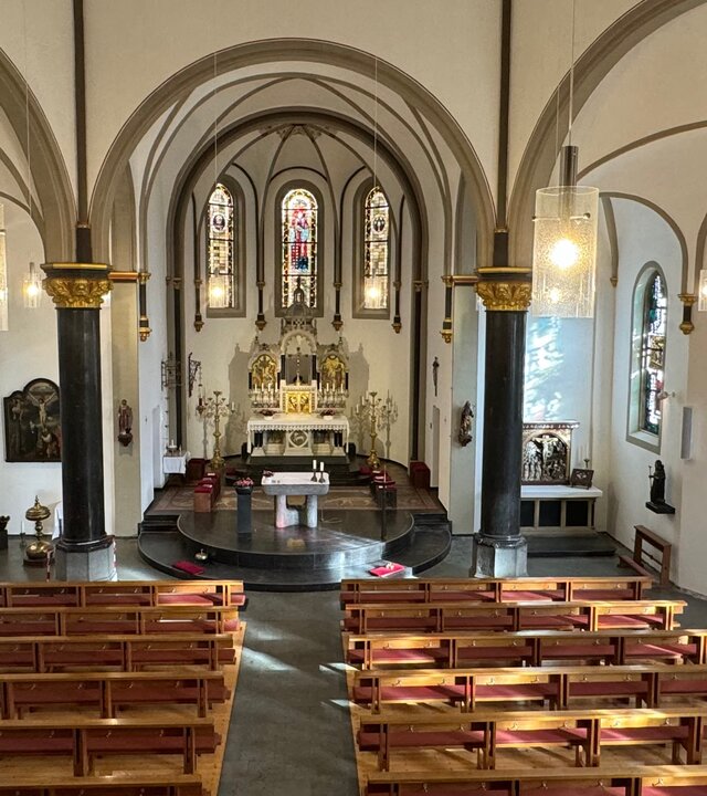 "Katholischer Pfingstgottesdienst - Heiliger Geist - die Rettung": Innenansicht der Kirche Sankt Vincentius in Goch-Asperden