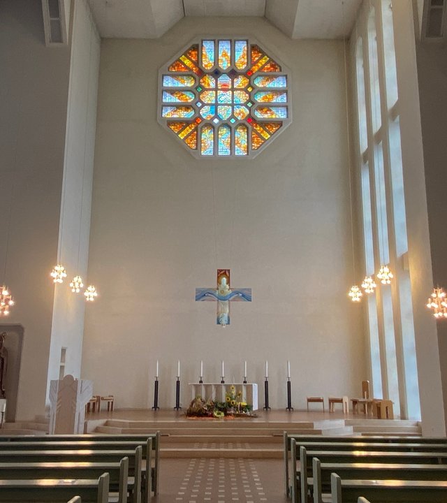 "Katholischer Gottesdienst - Jetzt bist du dran!": Blick ins Innere und auf den Altar der Sankt Bonifacius in Leinfelde in Thüringen.