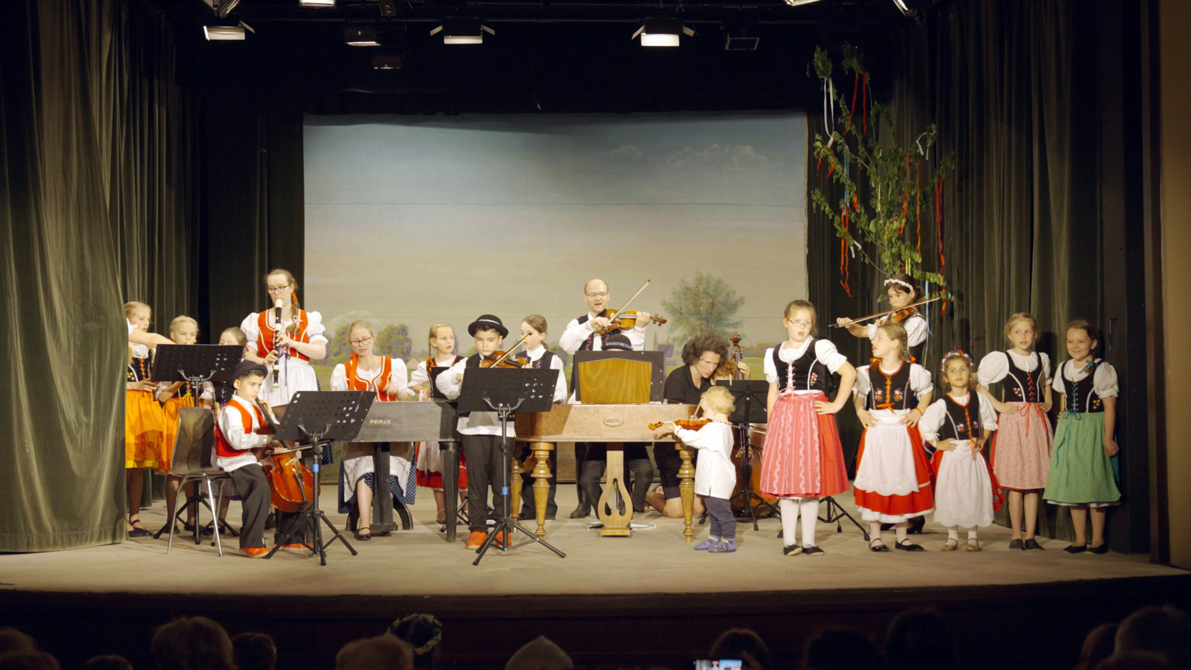 "Wiener Melange": Das 150-Jahr-Jubiläum der Komenský-Schule wird 2022 in Wien ausgiebig gefeiert. Einer der Höhepunkte: eine gemeinsame Aufführung des Tanz-, Musik- & Sprachverein Marjánka.