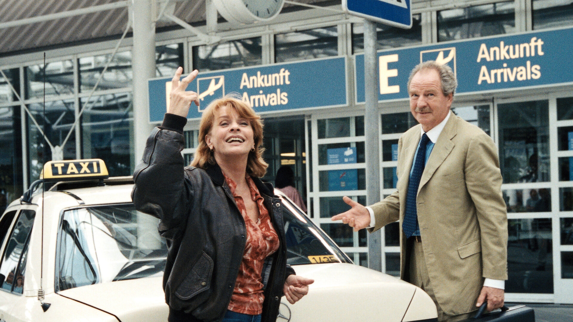 "Die schnelle Gerdi und die Hauptstadt, Berlin - ich komme!" - Senta Berger ist die Münchener Taxlerin "schnelle Gerdi" und Friedrich von Thun als ihr Ex.