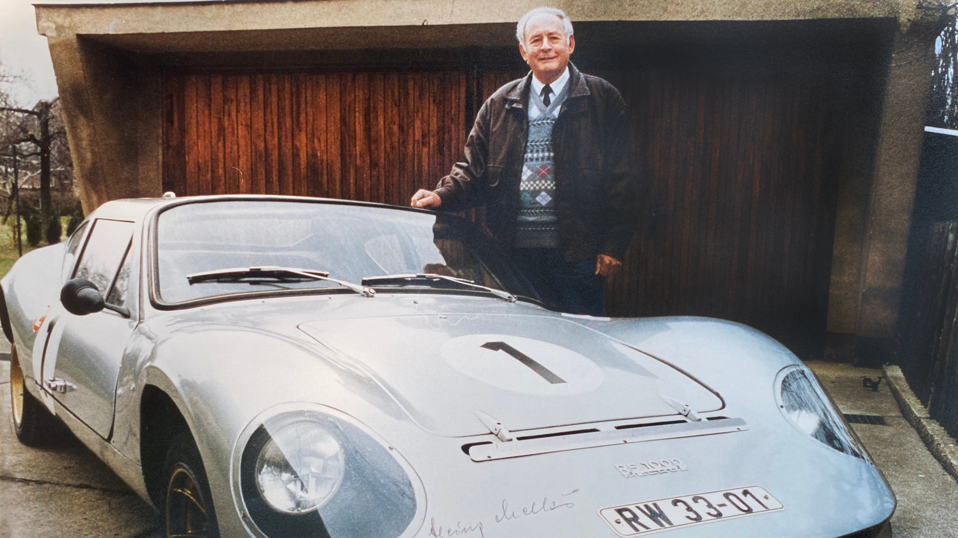 "ZDF-History: Phantastischer Osten – Traumwelten in der DDR": Heinz Melkus posiert mit einem Exemplar des von ihm in Eigenregie konstruierten und gebauten DDR-Sportwagens "Melkus RS 1000".