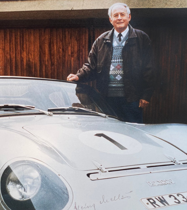 "ZDF-History: Phantastischer Osten – Traumwelten in der DDR": Heinz Melkus posiert mit einem Exemplar des von ihm in Eigenregie konstruierten und gebauten DDR-Sportwagens "Melkus RS 1000".