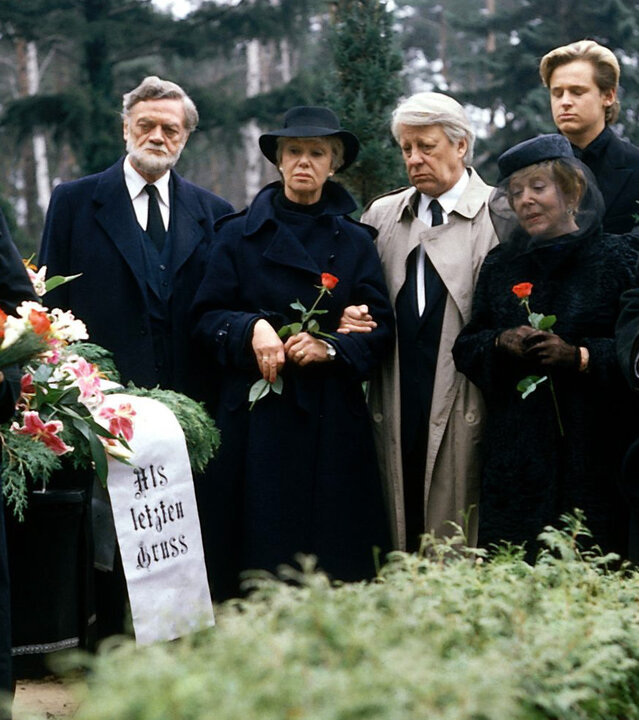 "Die Wicherts von nebenan: Kopf hoch, Schnuppe": Uschi (Anja Schüte), Graf Hasso (Friedrich Schütter), Hannelore (Maria Sebaldt), Eberhard Stefan Orlac), Käthe (Edith Schollwer), Andy (Henrik Martz) und Dr. Dr. Gürtler (Karl Schönbeck) stehen bedrückt vor Rüdigers Grab.