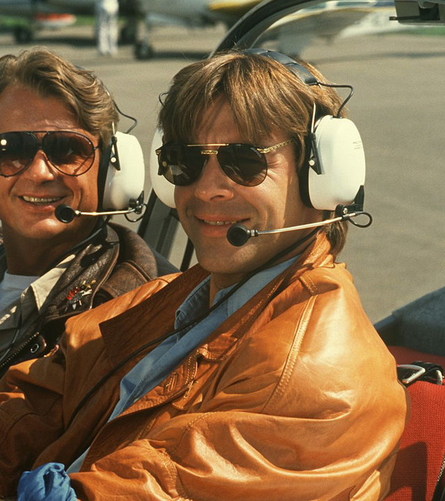 "Schwarzwaldklinik - Arzt unter Verdacht": Udo (Sascha Hehn) sitzt neben seinem Fluglehrer Achim Sander (Krystian Martinek) im Cockpit einer Cessna und strahlt in die Kamera.