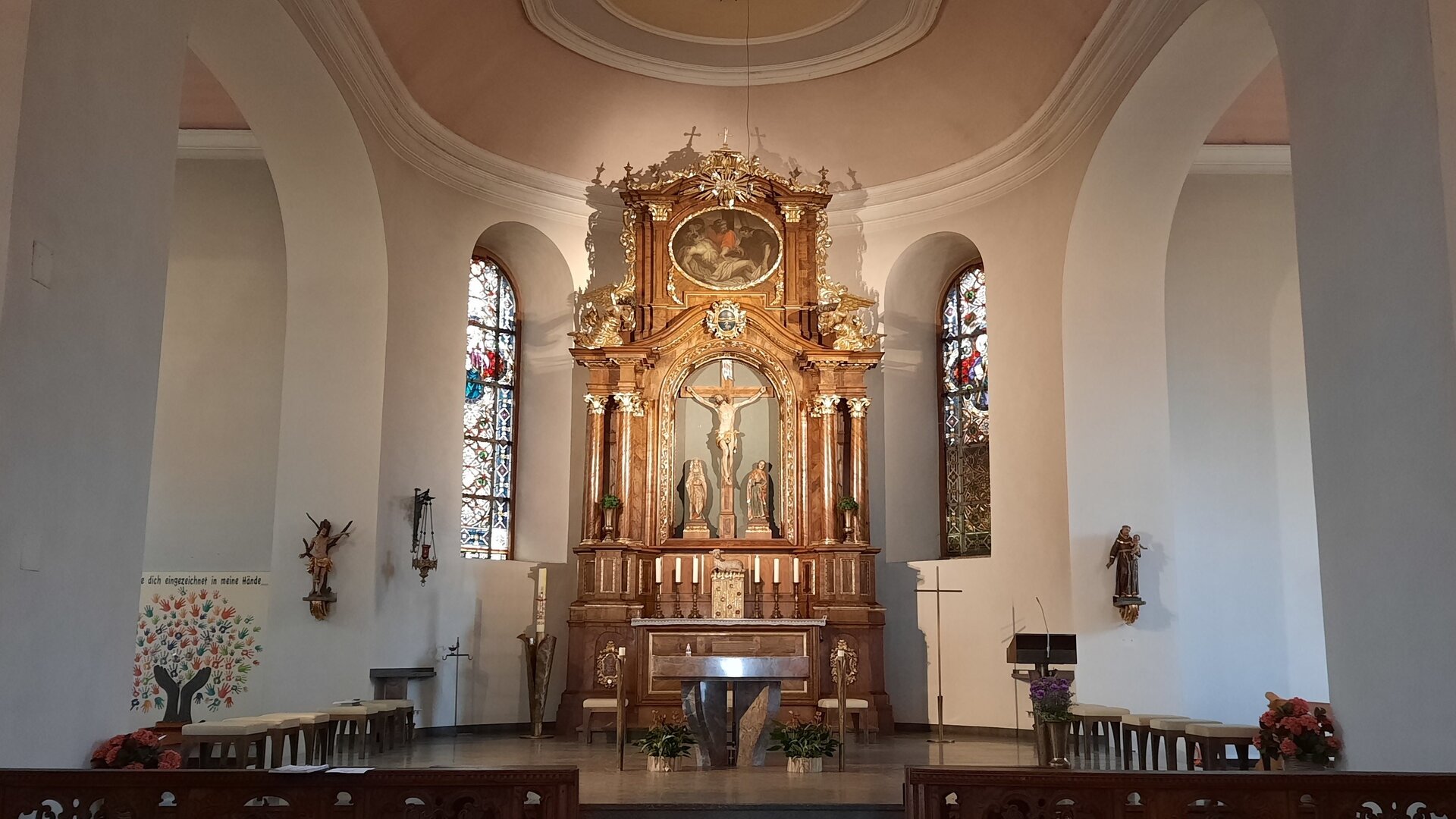 "Katholischer Gottesdienst - Sie werden glänzen wie die Sterne": Blick in den Altarraum der katholischen Kirche St. Philippus und Jakobus in Heidesheim