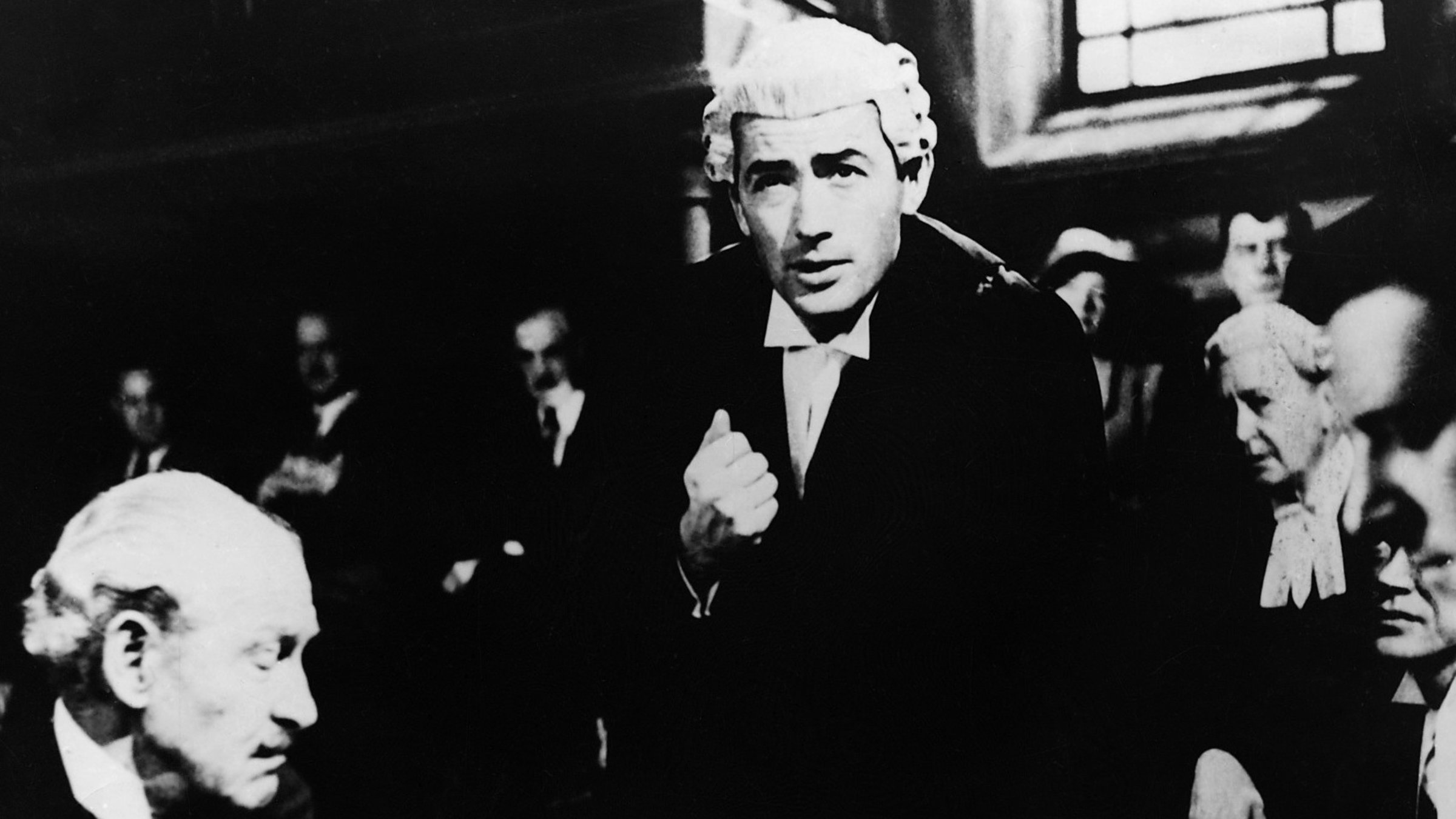 "Der Fall Paradin" - Rechtsanwalt Anthony Keane (Gregory Peck, stehend) legt die Verteidigung von Mrs Paradin, die des Mordes an ihrem Ehemann angeklagt ist, nieder. Er ist zweifach gedemütigt. Mrs. Paradin hat vor Gericht nicht nur ein Schuldbekenntnis abgelegt, sondern auch erklärt, dass ihr Verteidiger sie liebe. (Restl. Darsteller unbekannt).