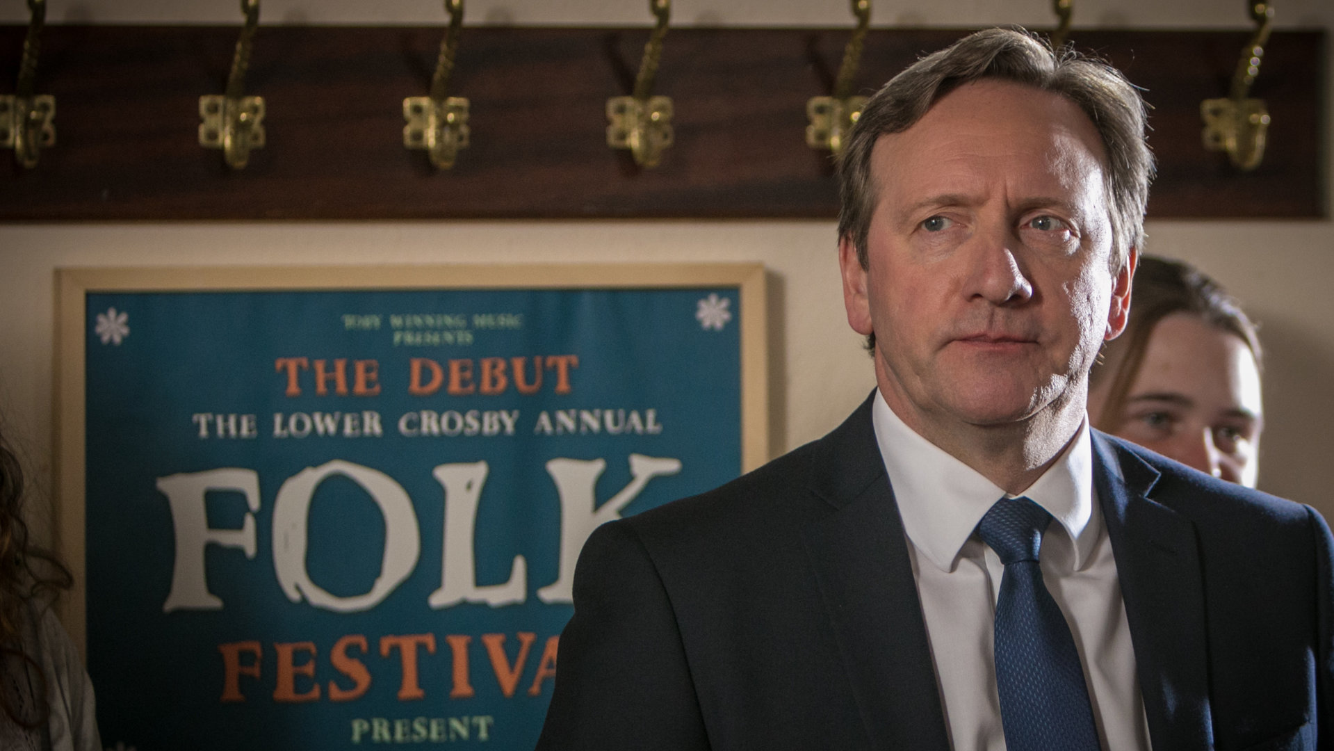 "Inspector Barnaby - Ein mörderisch guter Song": DCI John Barnaby (Neil Dudgeon) steht vor dem Plakat eines Folkfestivals.