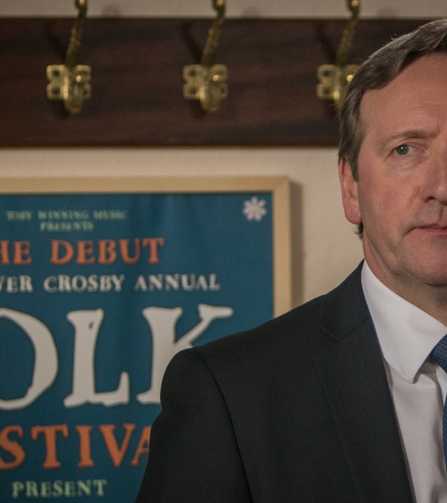 "Inspector Barnaby - Ein mörderisch guter Song": DCI John Barnaby (Neil Dudgeon) steht vor dem Plakat eines Folkfestivals.