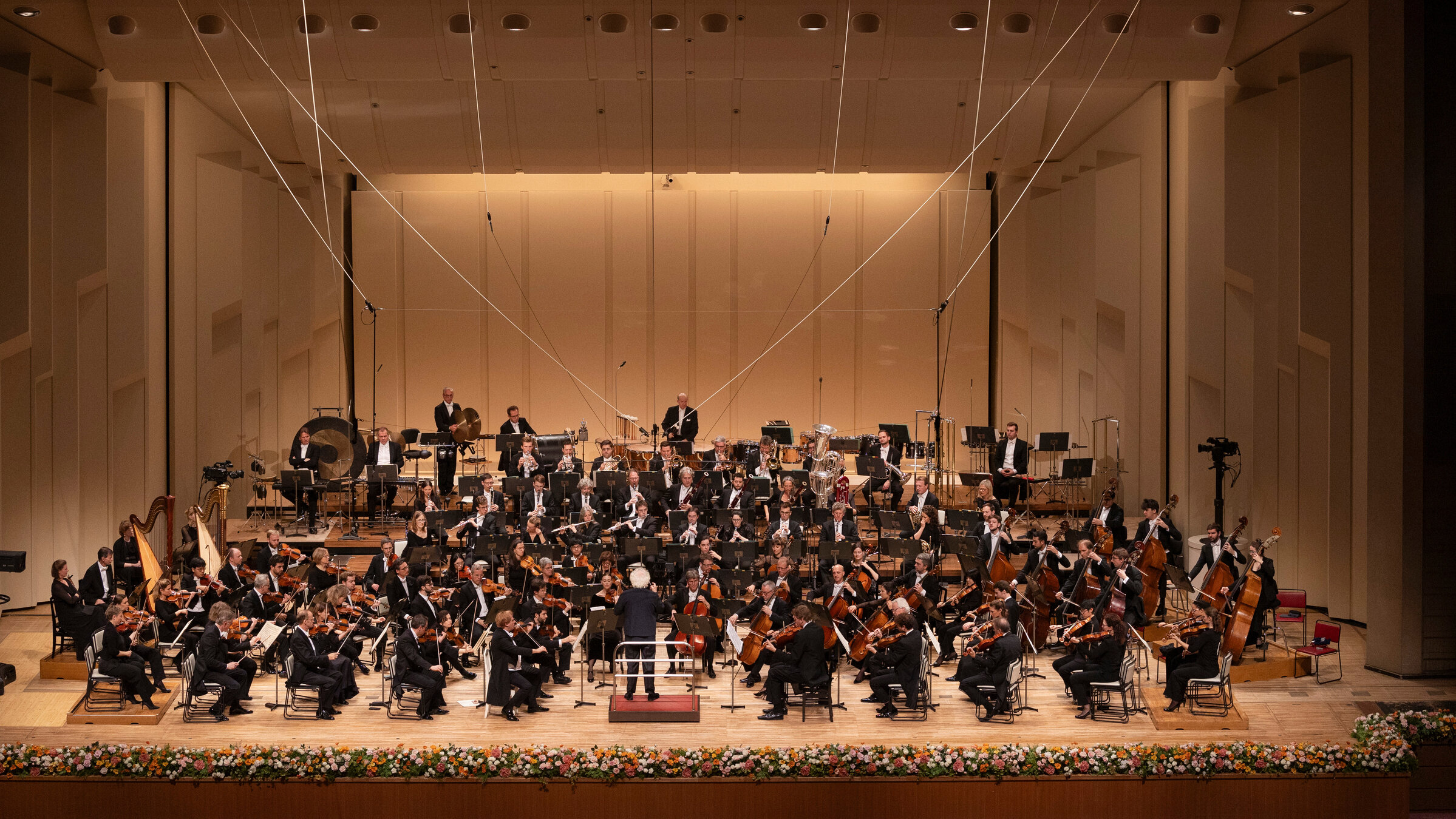 "Sir Simon Rattle dirigiert Mahlers 7. in Tokio": Sir Simon Rattle dirigiert Mahlers 7. in Tokio, NHK Hall.