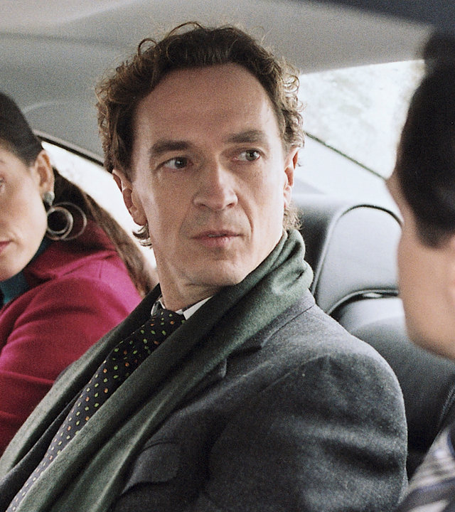 "Bianca - Wege zum Glück: Kapitel 128": In einem Auto: Geschäftspartner Heidenreich (Stephan Wapenhaus) sitzt zwischen Katy (Nicola Ransom) und Pascal (Michael Rotschopf). Er schaut irritiert in Pascals Richtung. Auch Katy schaut zu Pascal.