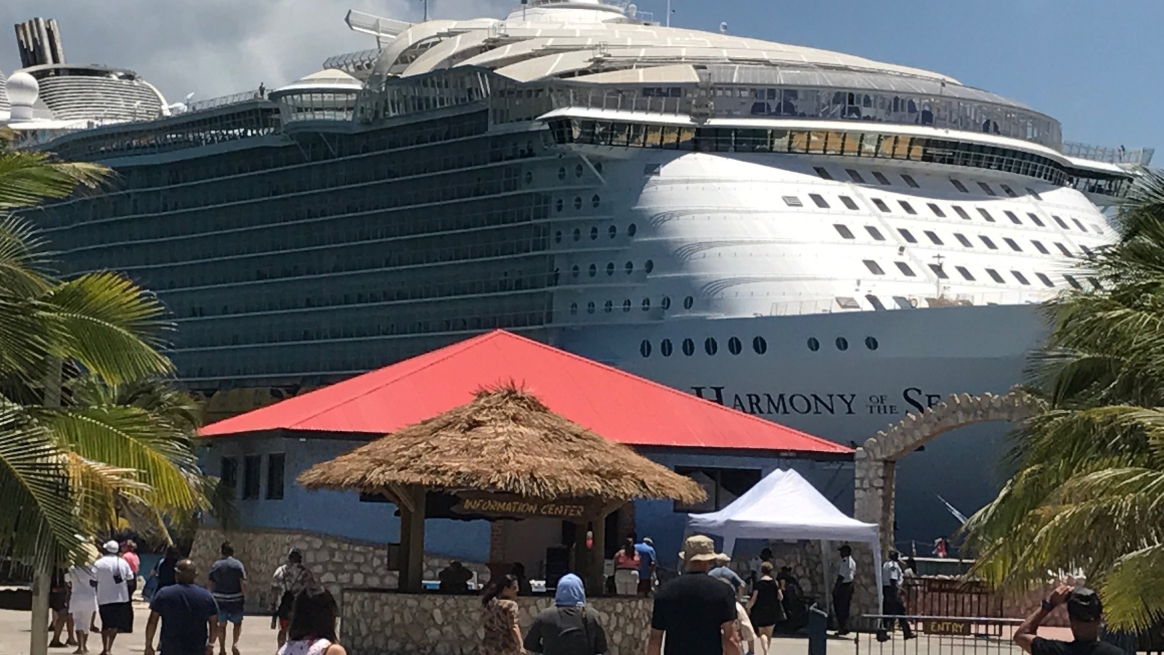 "ZDF.reportage: Kreuzfahrt XXL - Unterwegs auf dem größten Schiff der Welt": Die "Harmony of the Seas" liegt in Miami vor Anker.
