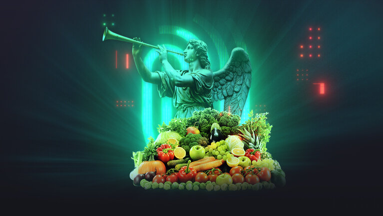 "Die Spur: Bio-Label mit Beigeschmack ": Montage: Ein großer, bunter Gemüsekorb steht vor einem Gips-Engel, der in eine Trompete pustet. Im Hintergrund leuchtet das Sendungslogo.