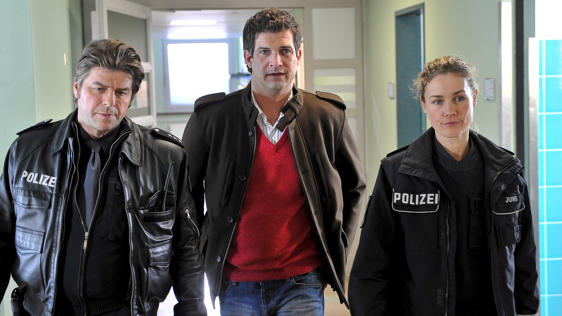 "Notruf Hafenkante - Gefährlicher Chat": Henning (Uwe Fellensiek), Franzi (Rhea Harder) und Philipp Rost (Simon Böer) laufen durch den Krankenhausflur.