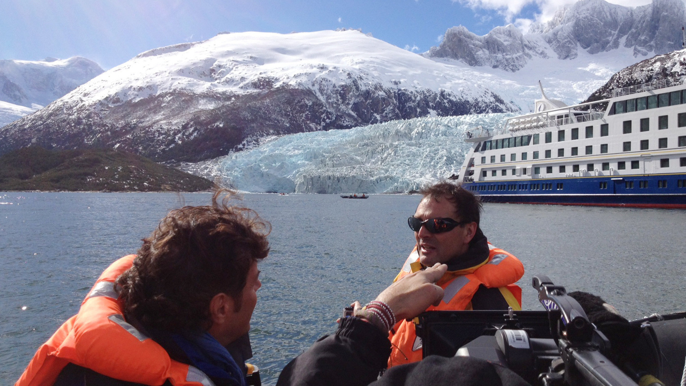 "Feuerlands Fjorde" - Michael Stocks (li.) und Mauricio Alvarez (re.), dahinter das Schiff "Stella Australis"