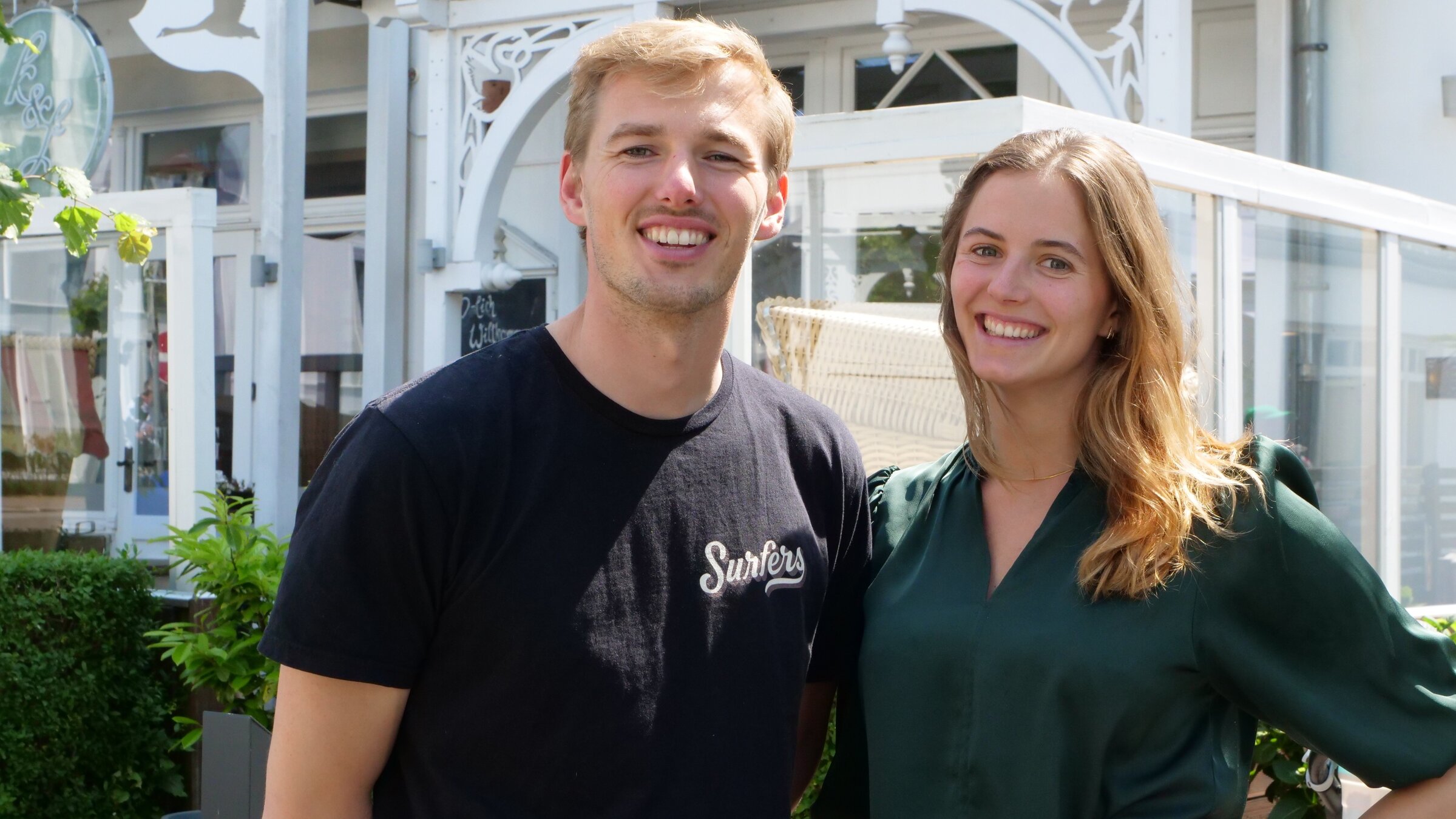 "ZDF.reportage: Urlaub auf Rügen": Jonay und Julika Franke stehen lächelnd vor einem weißen Haus.