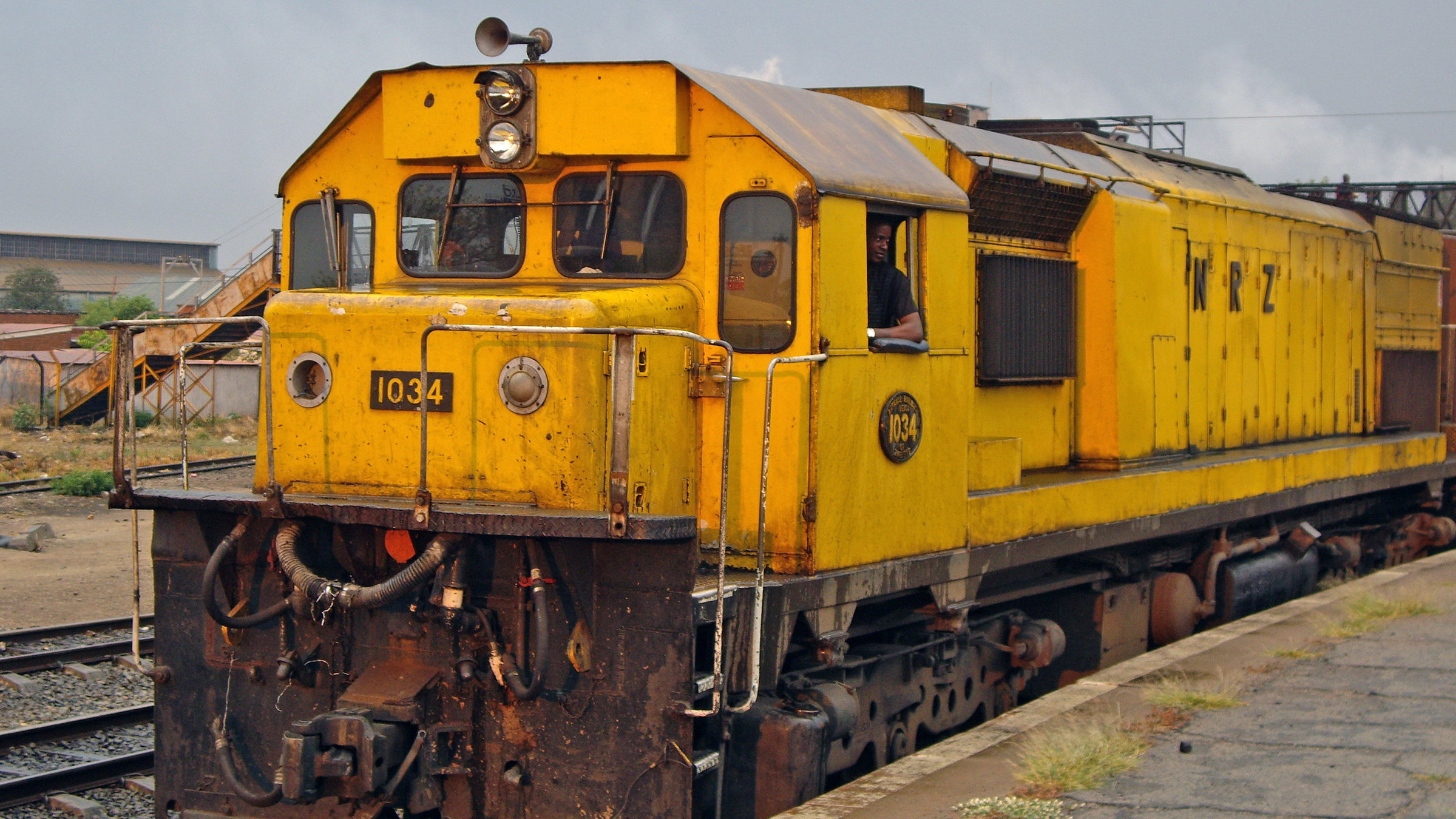 "Von Tausendfüßlern, Elefanten und Löwenbabys - Shongololo-Express": Die Lok 1034 wartet auf die Abfahrt.