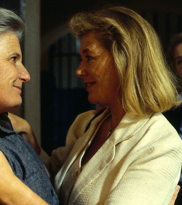"Alle meine Töchter - Pattys Termin":  Elsa (Luise Deschauer) und Margot (Jutta Speidel) umarmen sich.