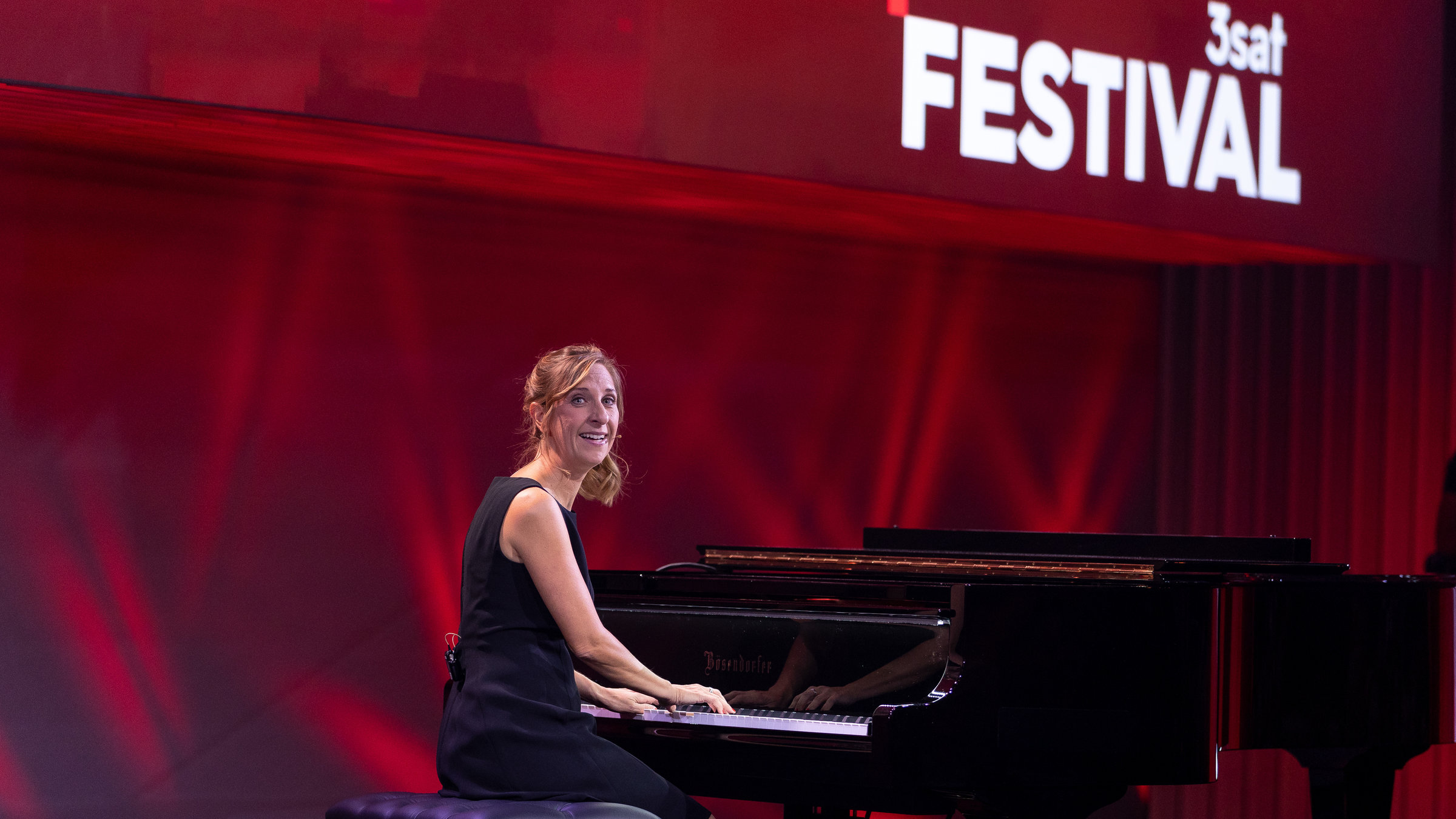 "Sarah Hakenberg: Wieder da!": Sarah Hakenberg auf der Bühne.