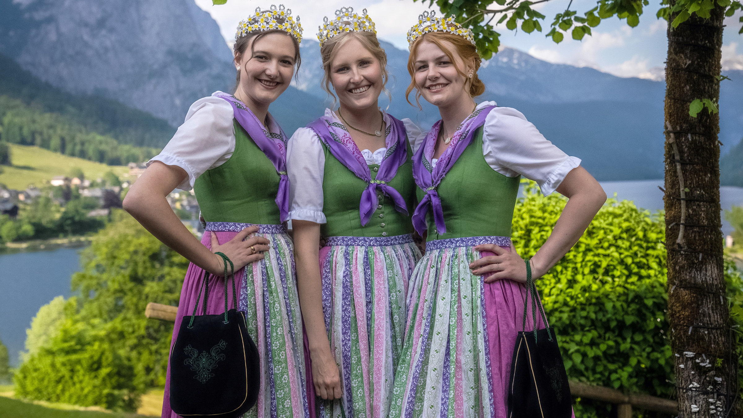 "Seenland Österreich - Das Ausseerland": Narzissenhoheiten 2023 - Narzissenkönigin Michaela Ertlschweiger und Prinzessinnen Sophia Hellwig und Celin Pichler.