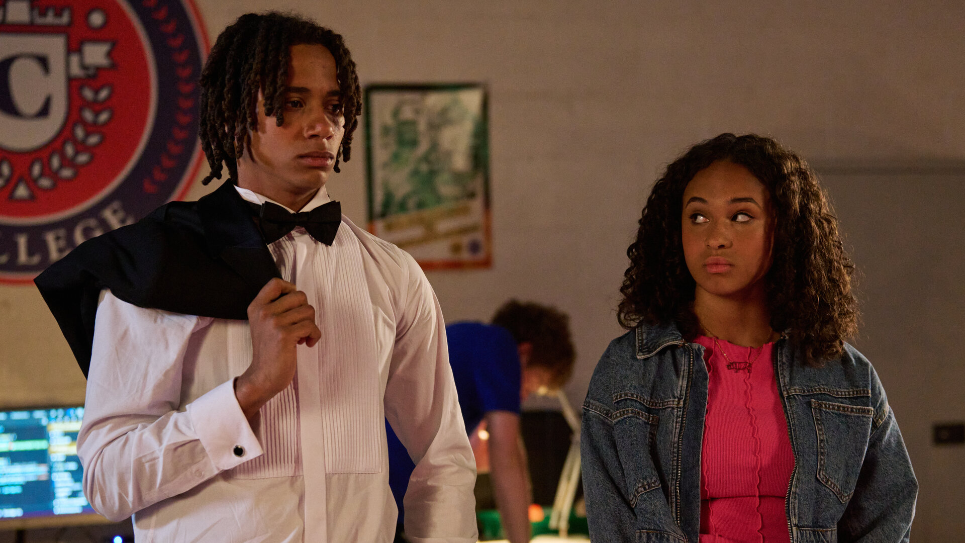 "Boarders - Welcome to St. Gilbert's - Rumors & Robots": Toby (Sekou Diaby) und Abby (Assa Kanouté) stehen nebeneinander in einem Raum. Er schaut nach vorne, sie blickt in seine Richtung.