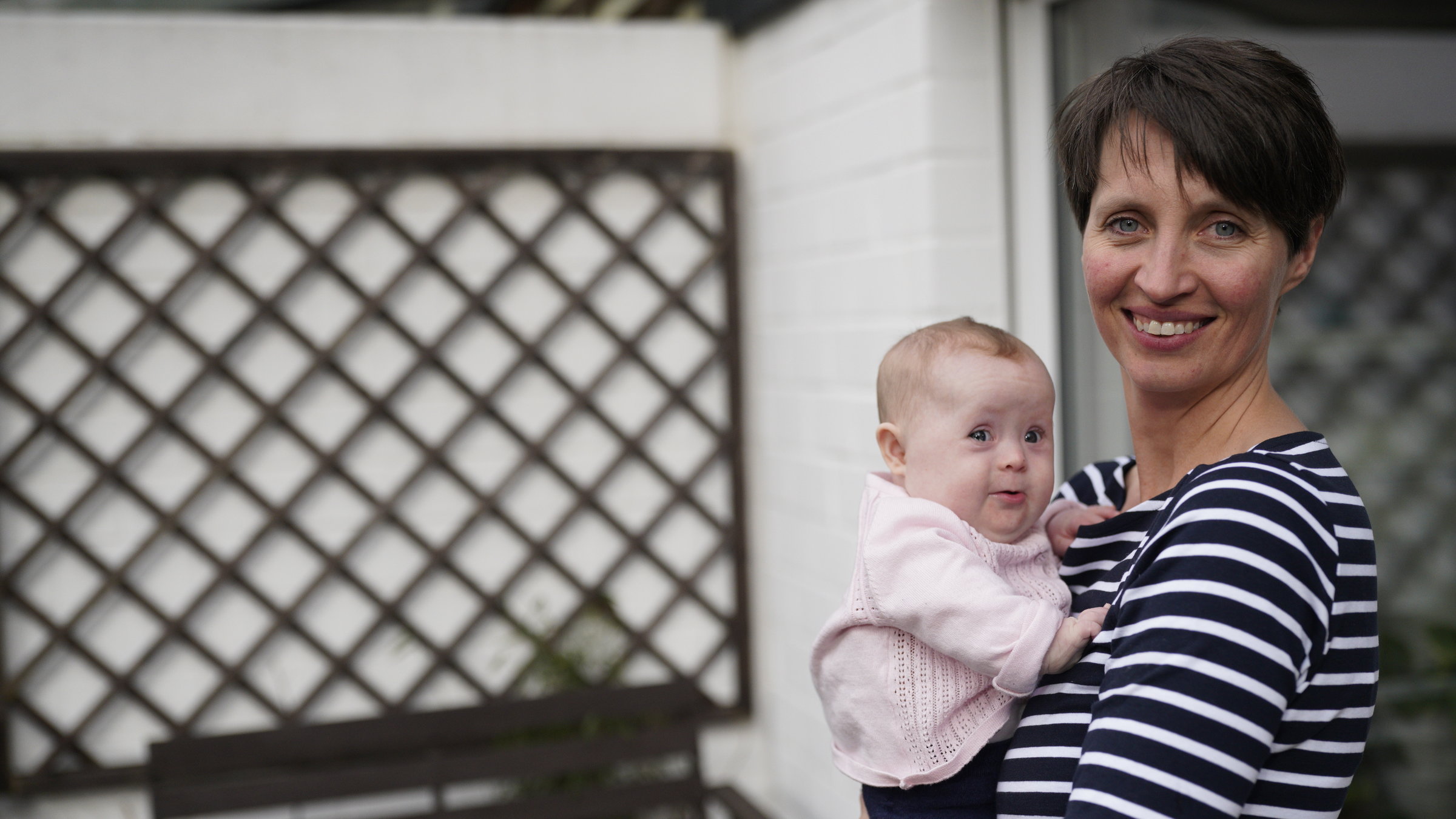 "37°: Unser Baby soll leben - Wenn der Ultraschall auffällig ist": Vanessa steht mit ihrer kleinen Tochter Luisa im Arm auf dem Balkon.
