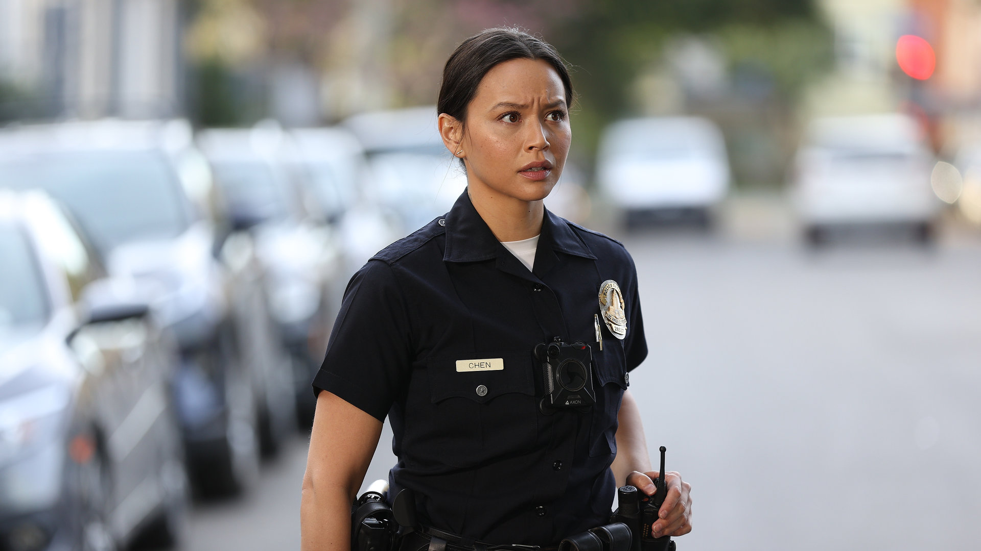 "The Rookie - Feuertaufe": Chen (Melissa O`Neil) steht auf einer Straße und schaut konzentriert in die Ferne.