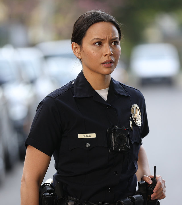 "The Rookie - Feuertaufe": Chen (Melissa O`Neil) steht auf einer Straße und schaut konzentriert in die Ferne.