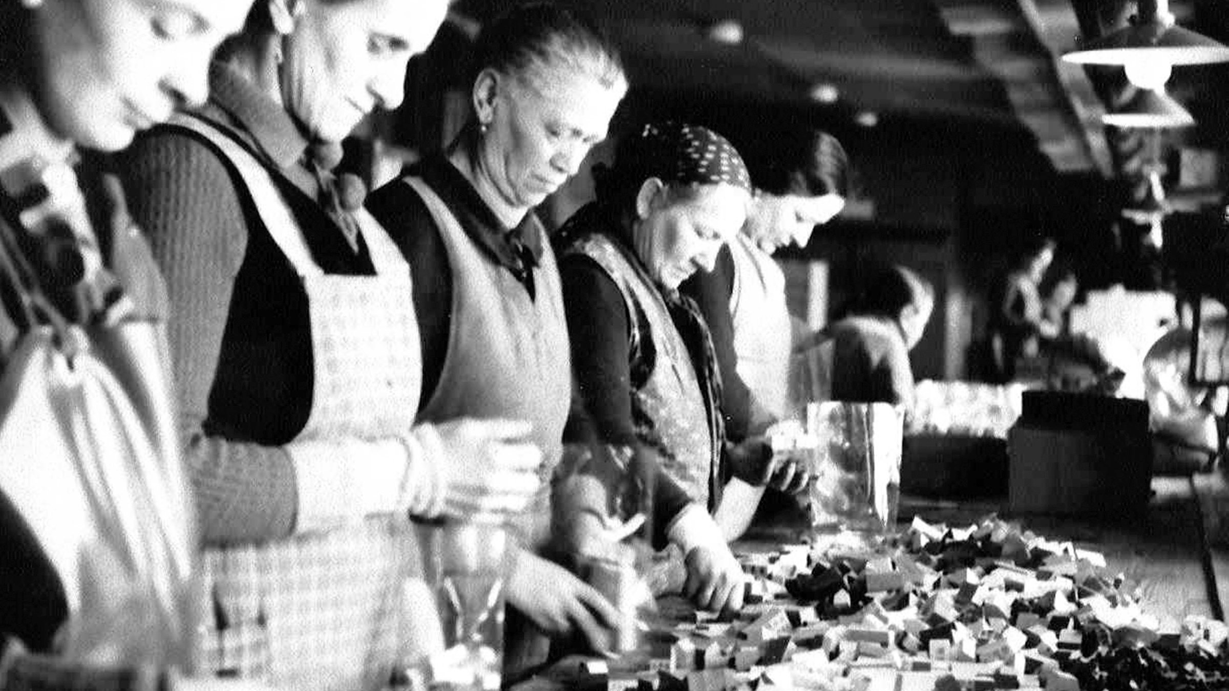 "VERO - Die legendären Spielzeugmacher aus Olbernhau": Historisches Foto: Arbeiterinnen in der Baukastenfabrik Louis ENGEL