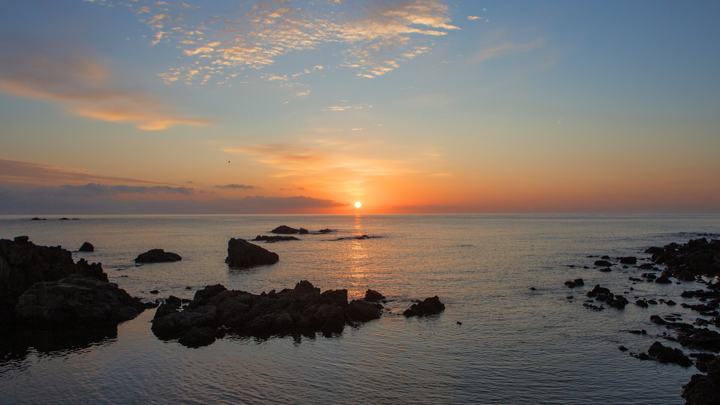 "Balearen - Die vier schönen Schwestern (2/4) - Menorca - Die kleine Schwester": Sonnenaufgang an einer der vielen einsamen Buchten.