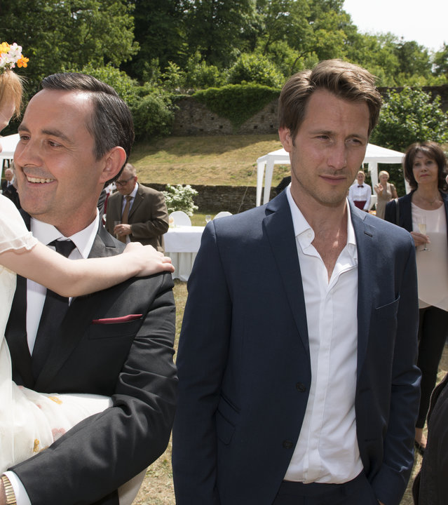 "Böser Wolf": Florians Bruder Staatsanwalt Frey (Harald Schrott) hebt seine Nichte Louisa auf dem Arm. Florian Finkbeiner (David Rott) wundert sich über Pias (Felicitas Woll) Anwesenheit.