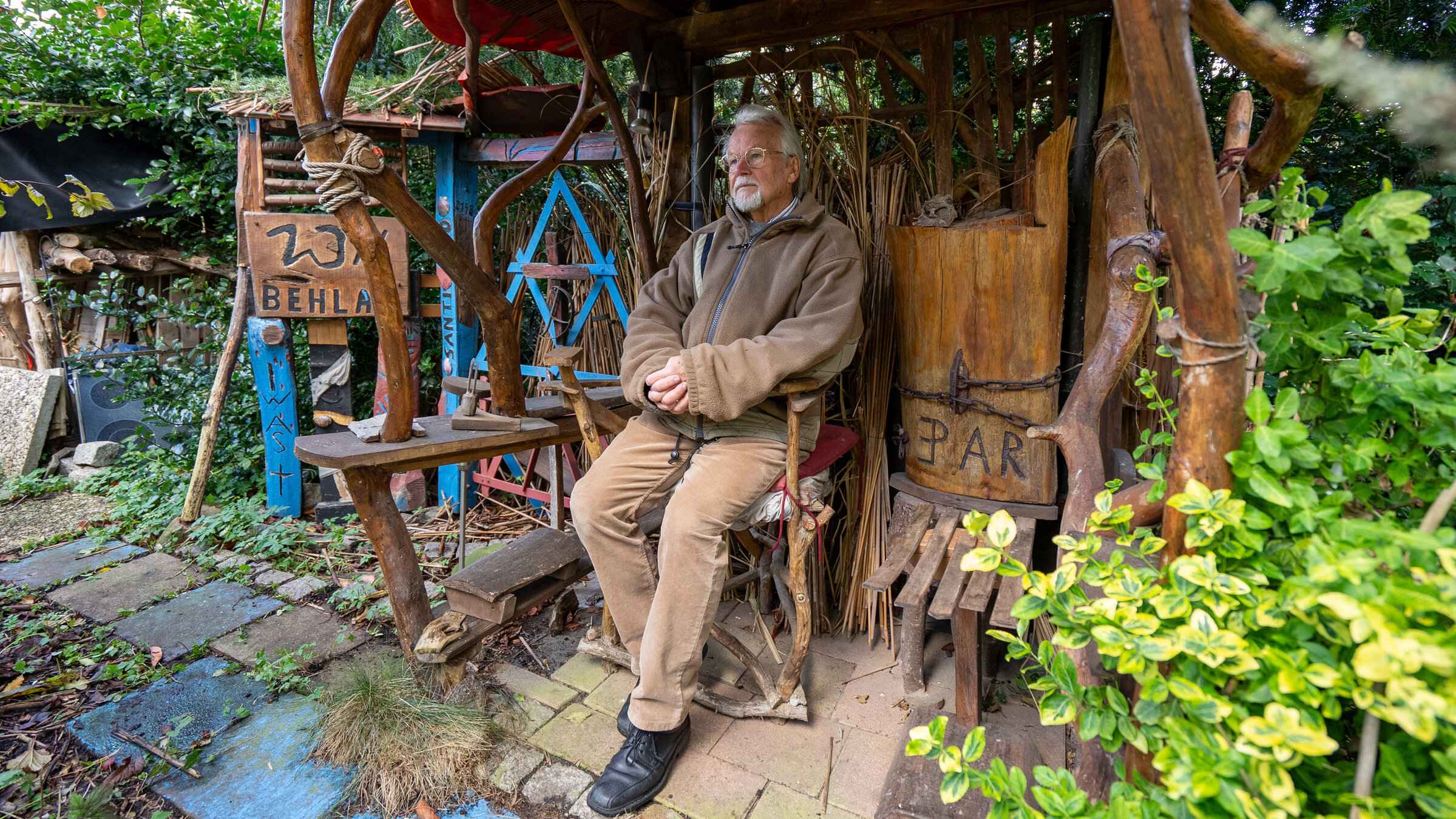 "Kein Kind der Liebe": Winfried Behlau sitzt in einer Hütte in seinem Garten.