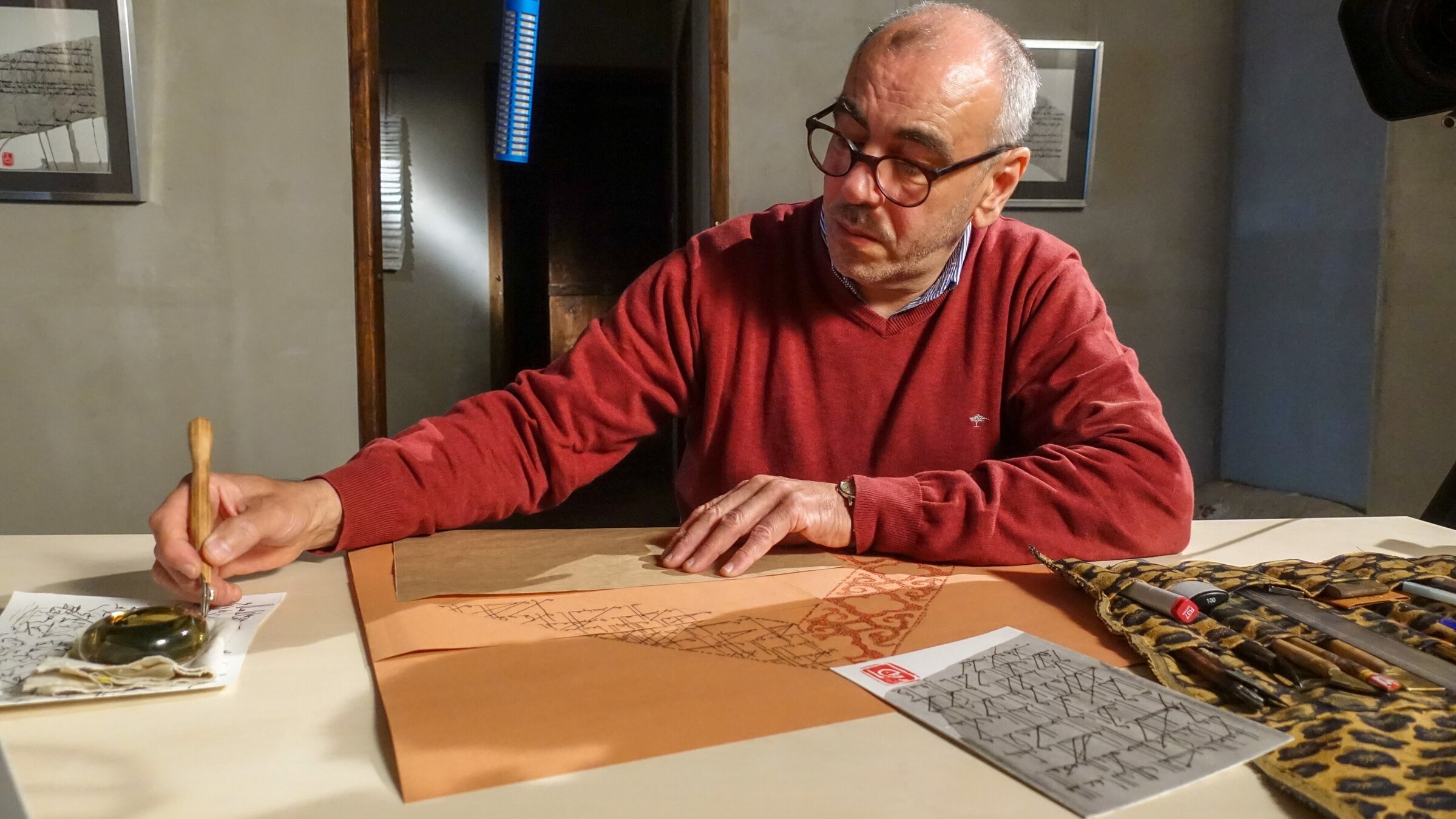 "Ikonen Österreichs: Ruhm und Ruin der Habsburger": Kalligraf Abd Masoud schreibt die Inschrift des Krönungsmantels nach.