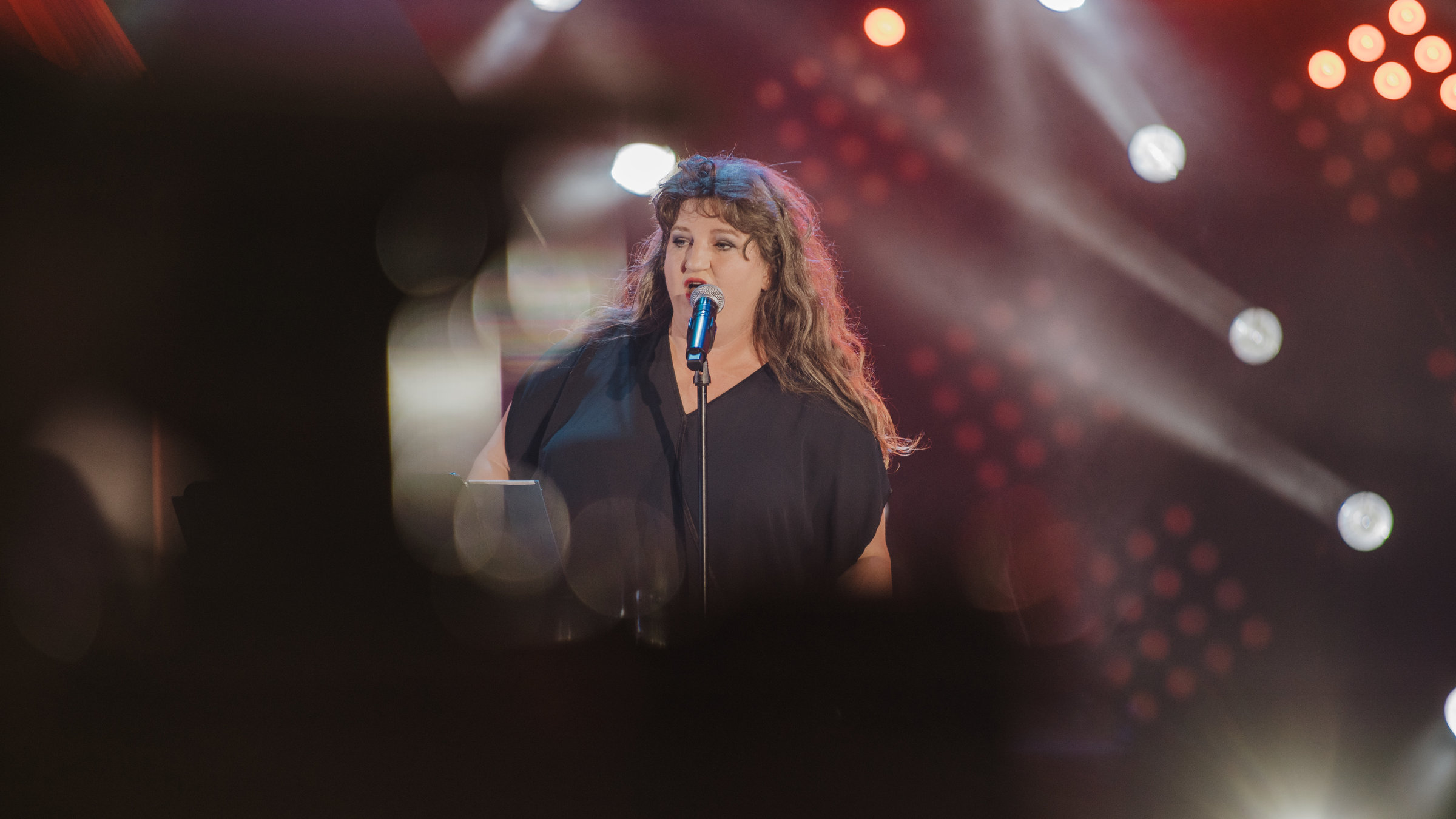 "Anna Mateur & The Beuys: Kaoshüter": Anna Mateur auf der Bühne