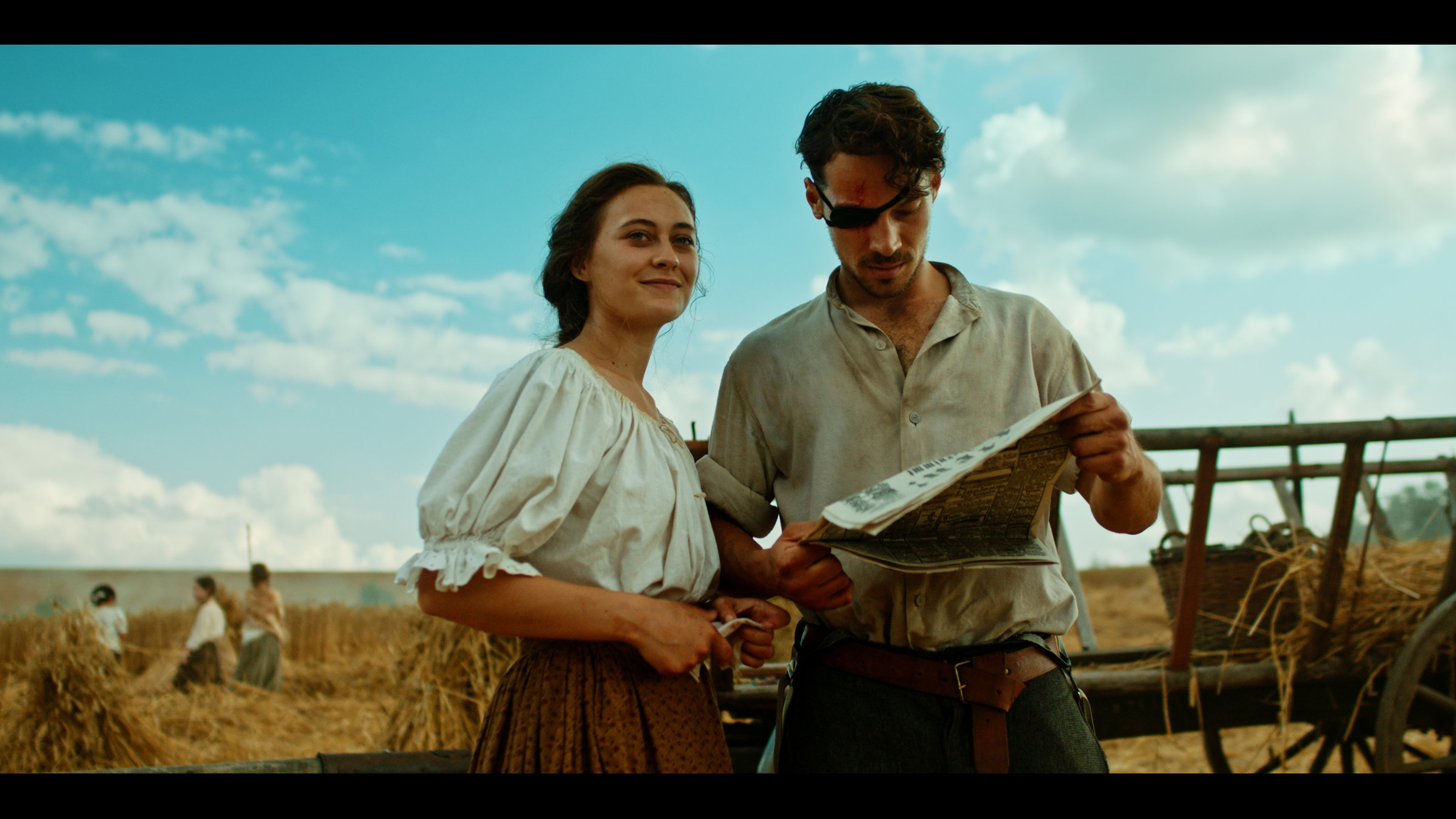 "Oktoberfest 1900 (3/3) - Aufbruch in ein neues Jahrhundert/Das Jüngste Gericht": Clara Prank (Mercedes Müller) und ihr Verlobter Roman Hoflinger (Klaus Steinbacher) sind bei der Weizenernte auf dem Land und lesen in der Zeitung von der Wiedereröffnung der Deibel Bude auf dem Oktoberfest.
