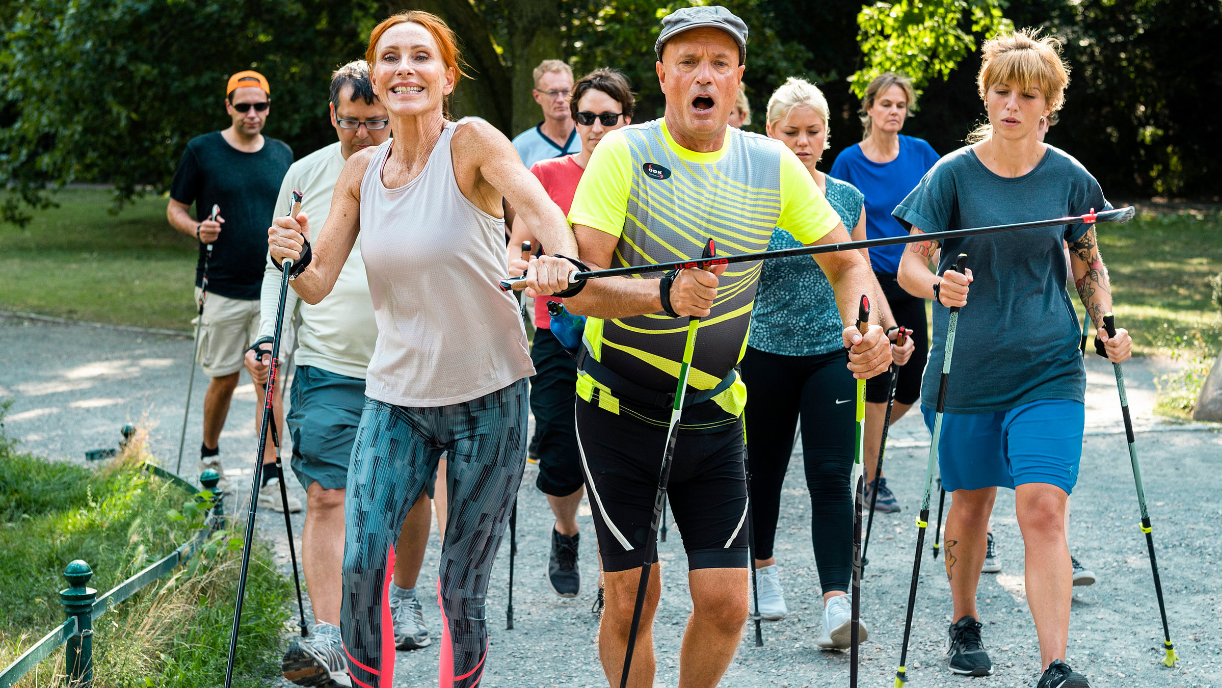 "Sportabzeichen für Anfänger": Das Lächeln von Stefanies (Andrea Sawatzki, vorne li.) sitzt - wie auch ihr Ellbogen in der Seite von Bertram (Christian Berkel, Mitte).