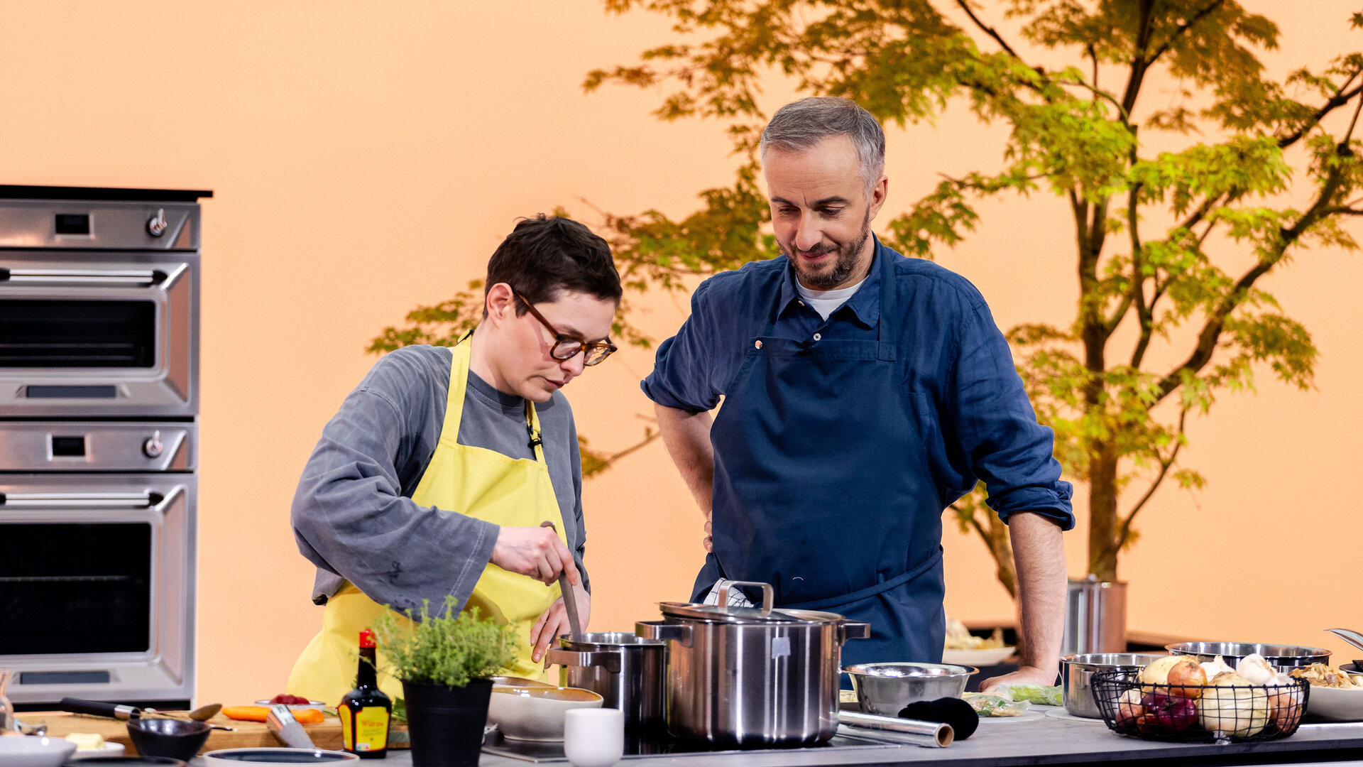 "Böhmi brutzelt": Jan Böhmermann gemeinsam mit Sveamaus in der Sendung "Böhmi brutzelt".