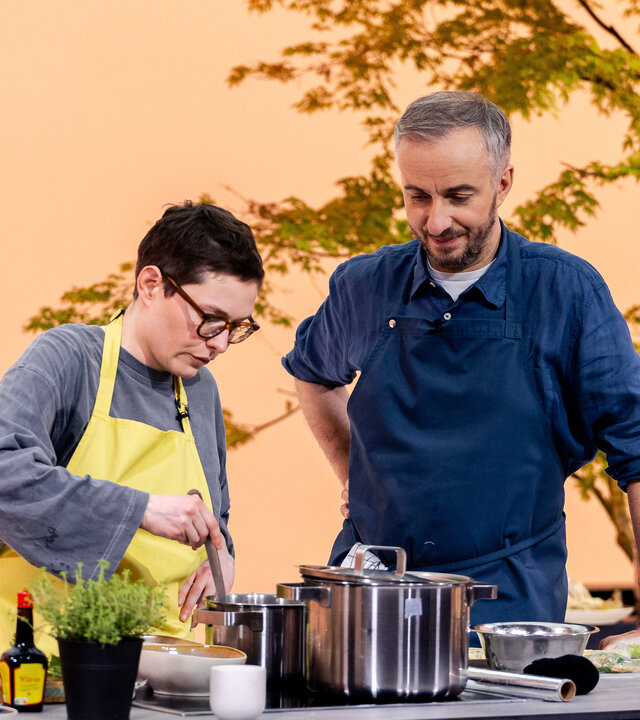 "Böhmi brutzelt": Jan Böhmermann gemeinsam mit Sveamaus in der Sendung "Böhmi brutzelt".