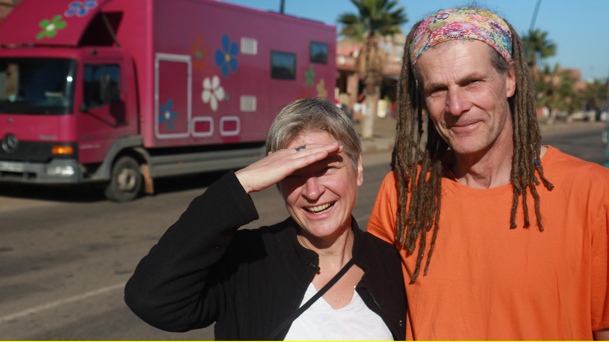 "Die Wagemutigen": Conny und Thomas lassen alles hinter sich und reisen mit ihrem selbst ausgebauten lila Laster um die Welt.