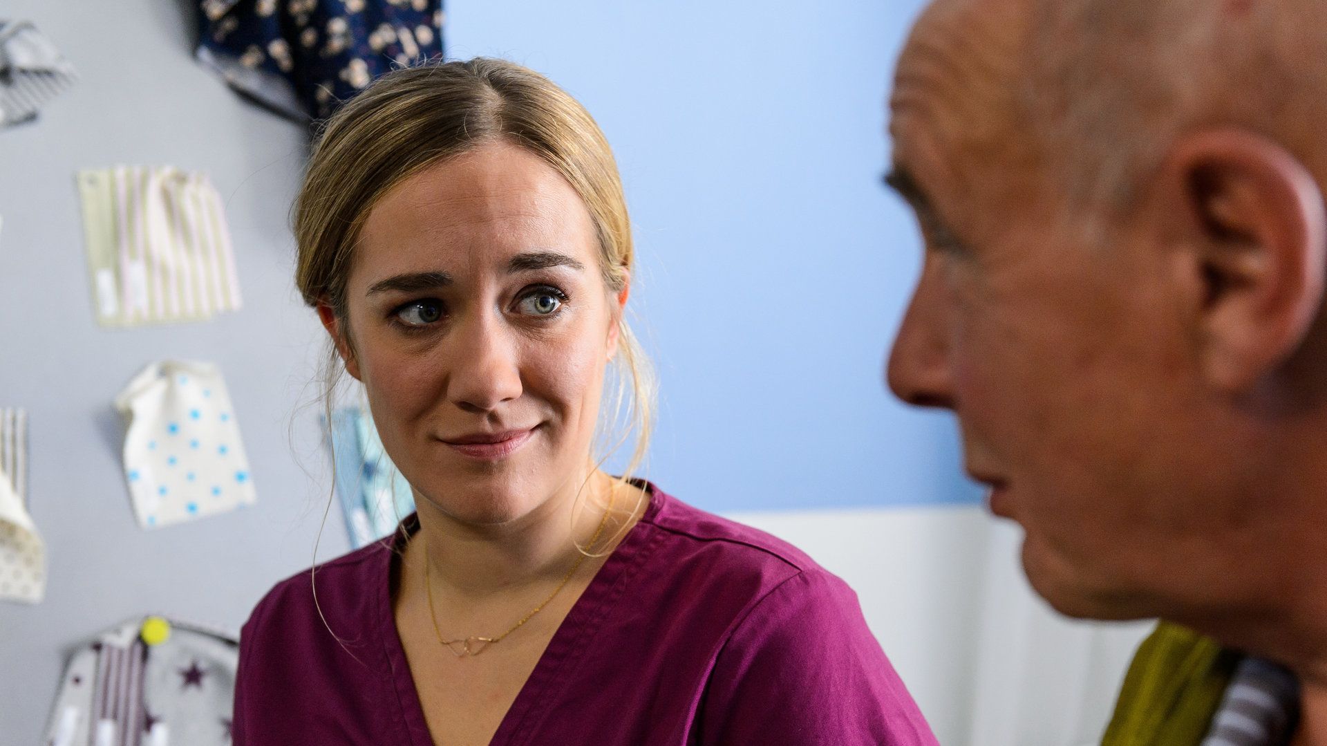 "Bettys Diagnose - Missverständnisse": Betty Weiss (Annina Hellenthal) unterhält sich mit dem Patienten Klaus Kleemann (Thomas Meinhardt).