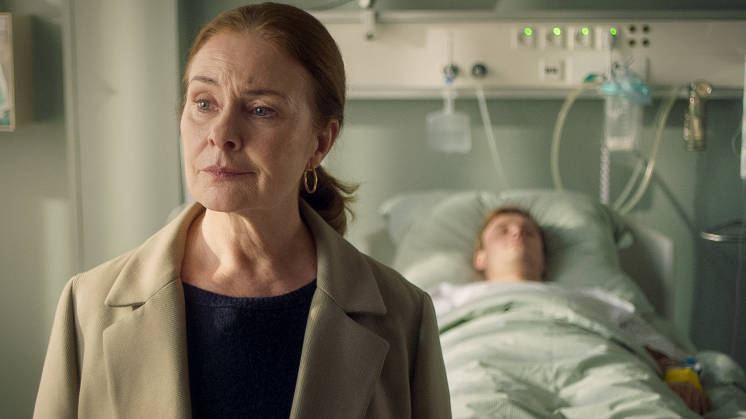 "Doktor Ballouz - Alles Gute": Frau Kirchner (Lina Wendel) steht bedrückt am Krankenbett ihres Sohnes Alexander (Frederic Brossier).