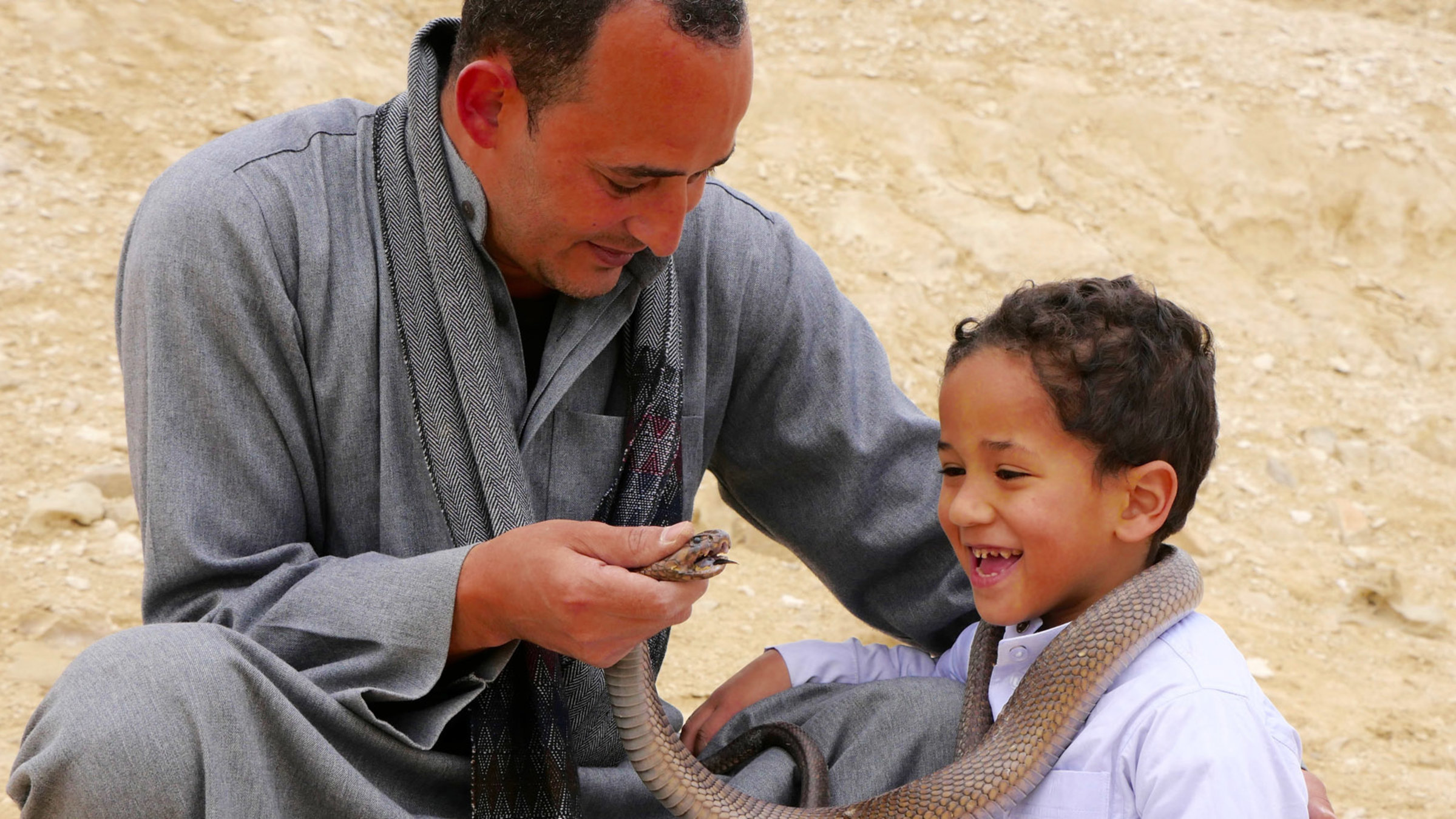 "An den Ufern des Nil - Zwischen Wüste und Mittelmeer": Schlangenfänger Mansur Talba und Sohn Karim in Gizeh.