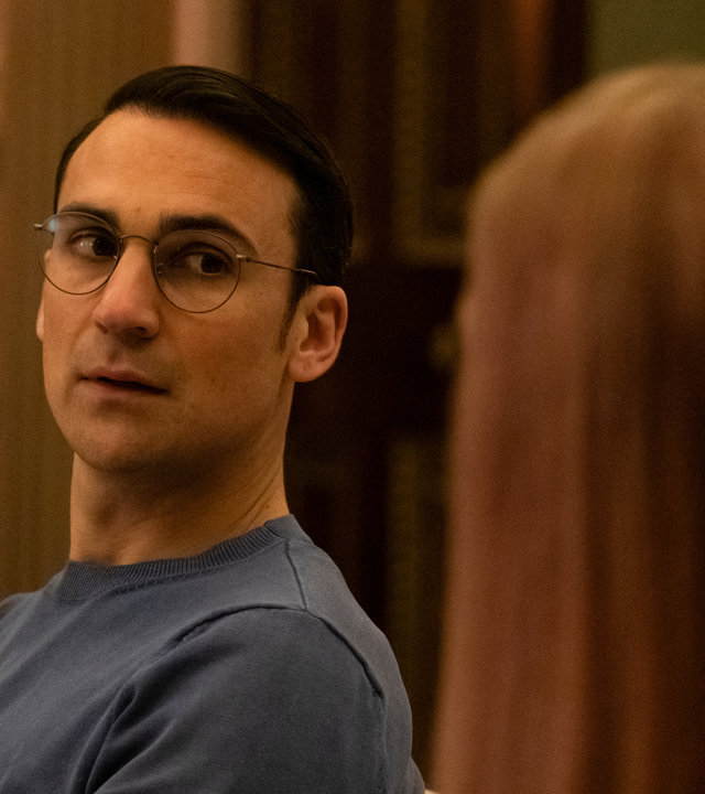 "Killing Eve – Das perfekte Paar": Aaron (Henry Lloyd-Hughes) sitzt neben Villanelle (Jodie Comer) auf einem Sofa und schaut sie aufrichtig an.