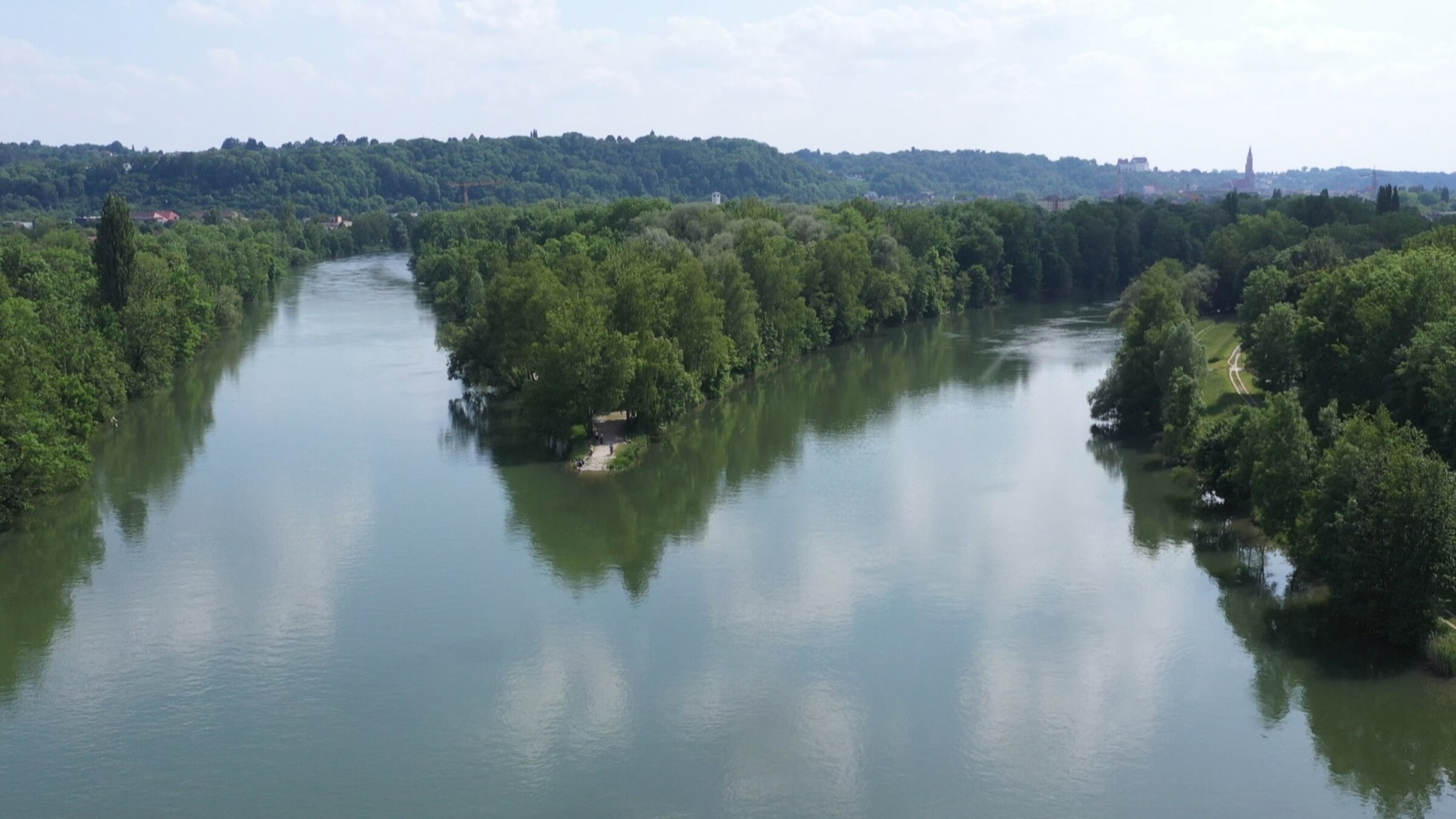 "Versteckte Paradiese - Die Isar bei Landshut": Die Isar fließt bei Landshut durch eine der ältesten und abwechslungsreichsten Kulturlandschaften Deutschlands. Sie wurde vor etwa 7.000 Jahren von den ersten Bauern geschaffen, die die Flusstäler entlang nach Niederbayern einwanderten. Jahrhundertelang waren es Kleinbauern, die Felder anlegten und pflegten und dabei - ohne es zu ahnen - zu regelrechten Naturschützern wurden. Sie schufen vielfältige Lebensräume für Tiere und Pflanzen.