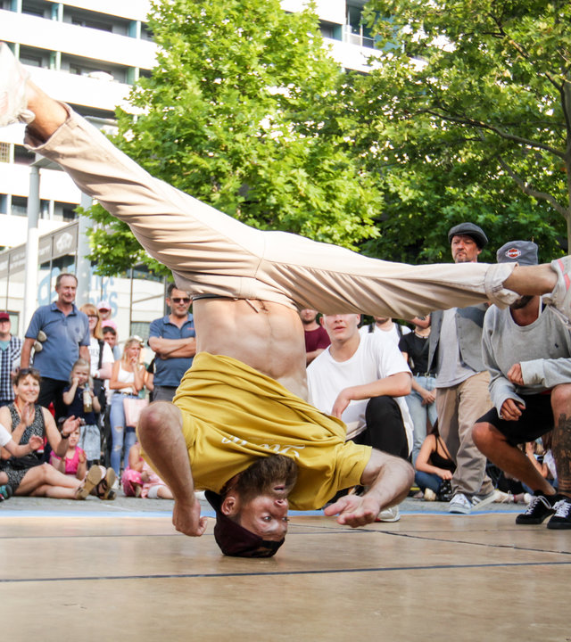 "Dance till you break - The Saxonz - Hoffnung": Rossi bei einer Straßenshow in Dresden.