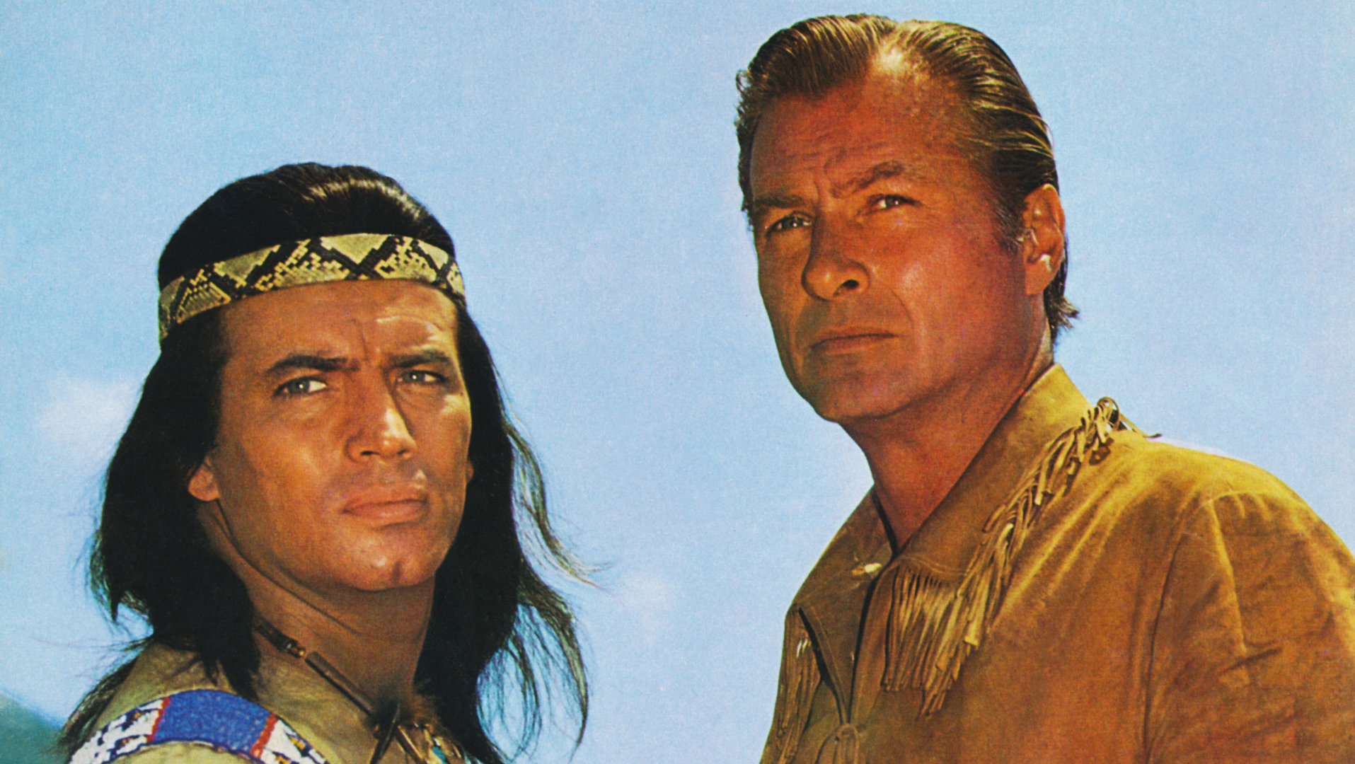 "Winnetou 1. Teil": Winnetou (Pierre Brice) und Old Shatterhand (Lex Barker) stehen nebeneinander und blicken nach vorne.